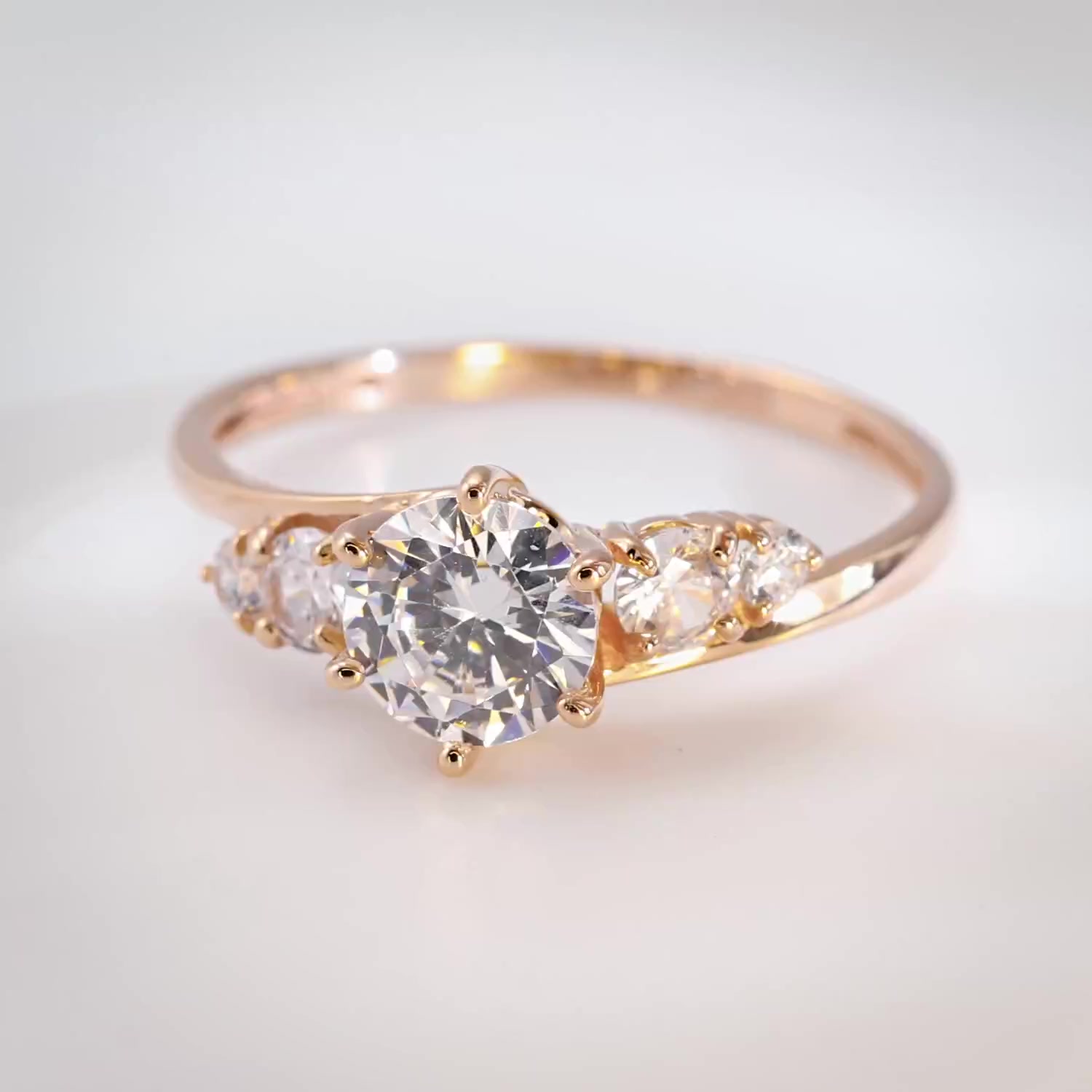 Золотое кольцо с фианитами