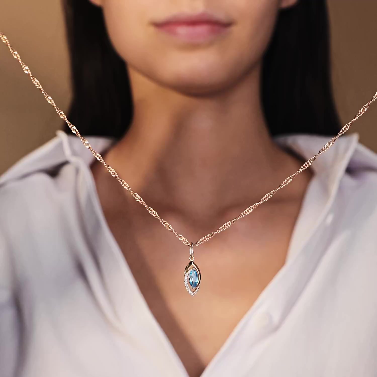 Золотая подвеска с топазом Swiss и фианитами