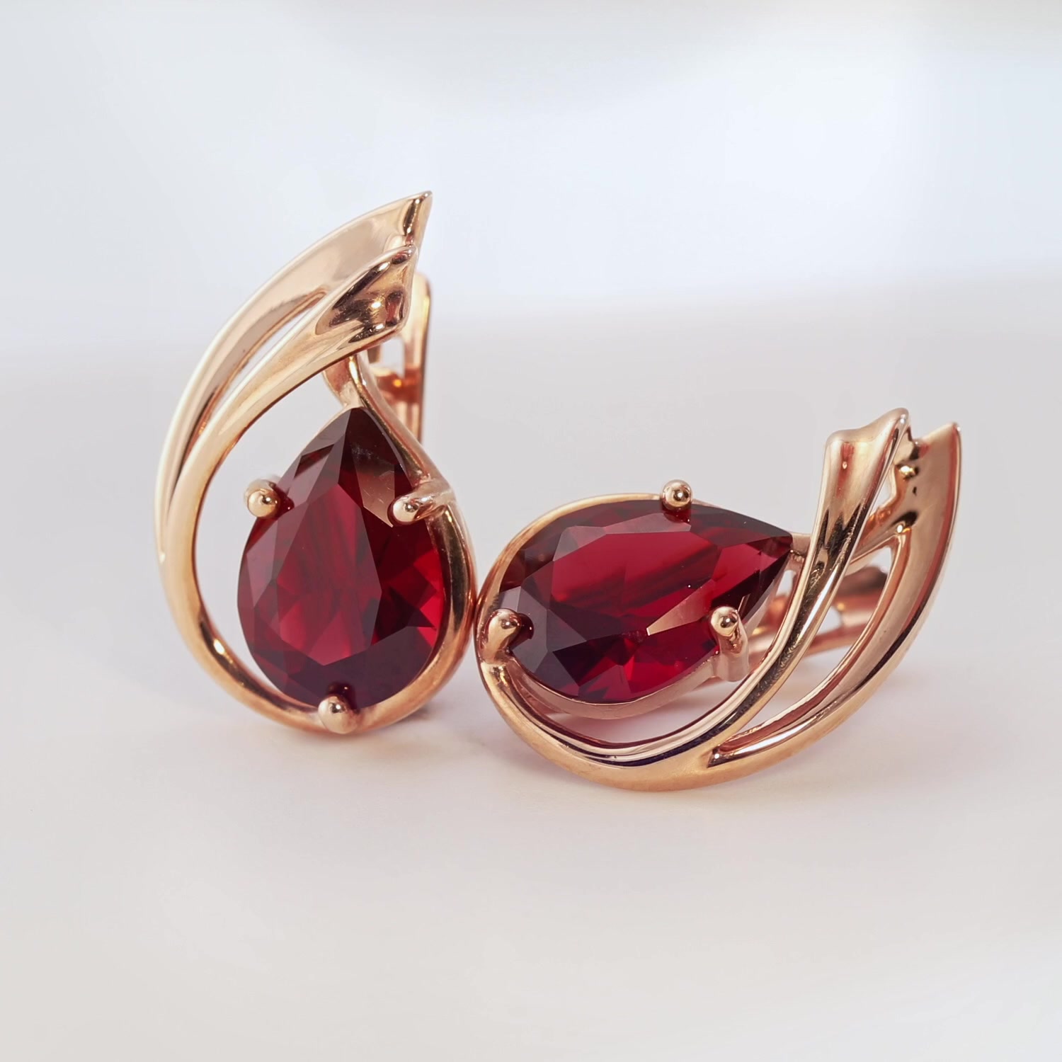 Золотые серьги с ситаллами