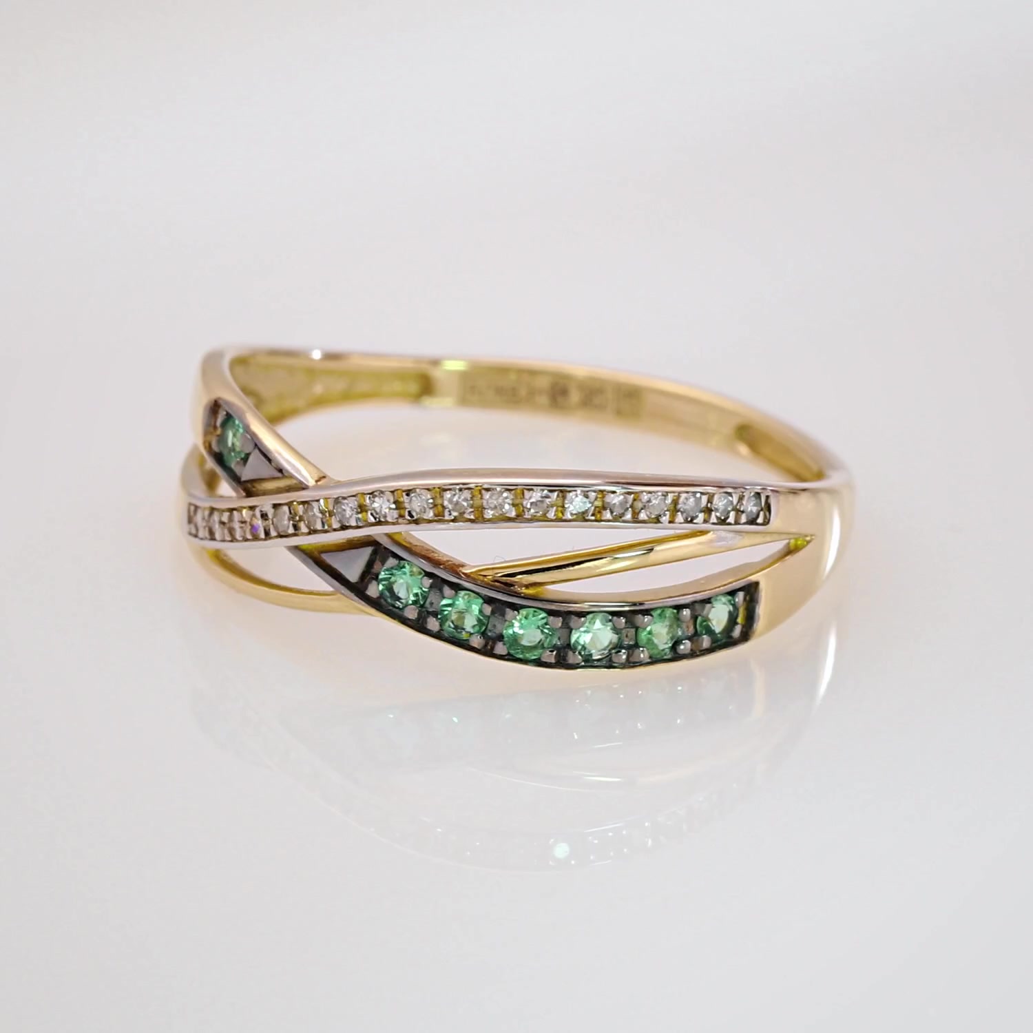 Золотое кольцо с изумрудами и бриллиантами