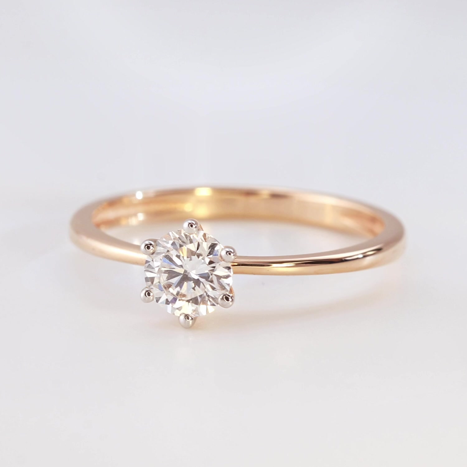 Золотое кольцо с бриллиантом выращенным