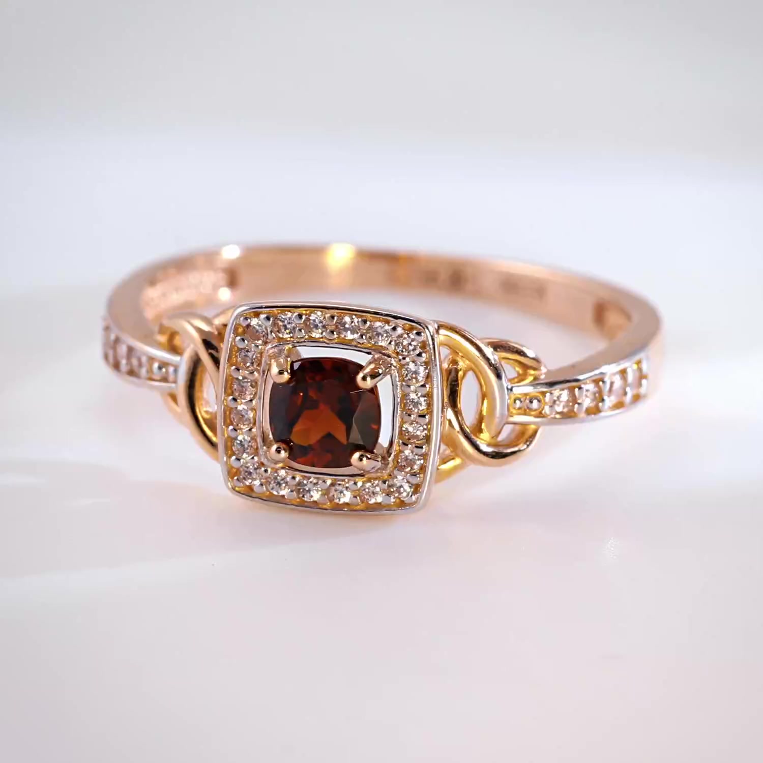 Золотое кольцо с гранатом и фианитами