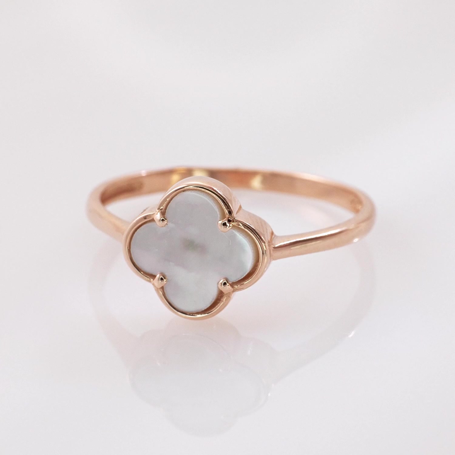 Золотое кольцо с перламутром