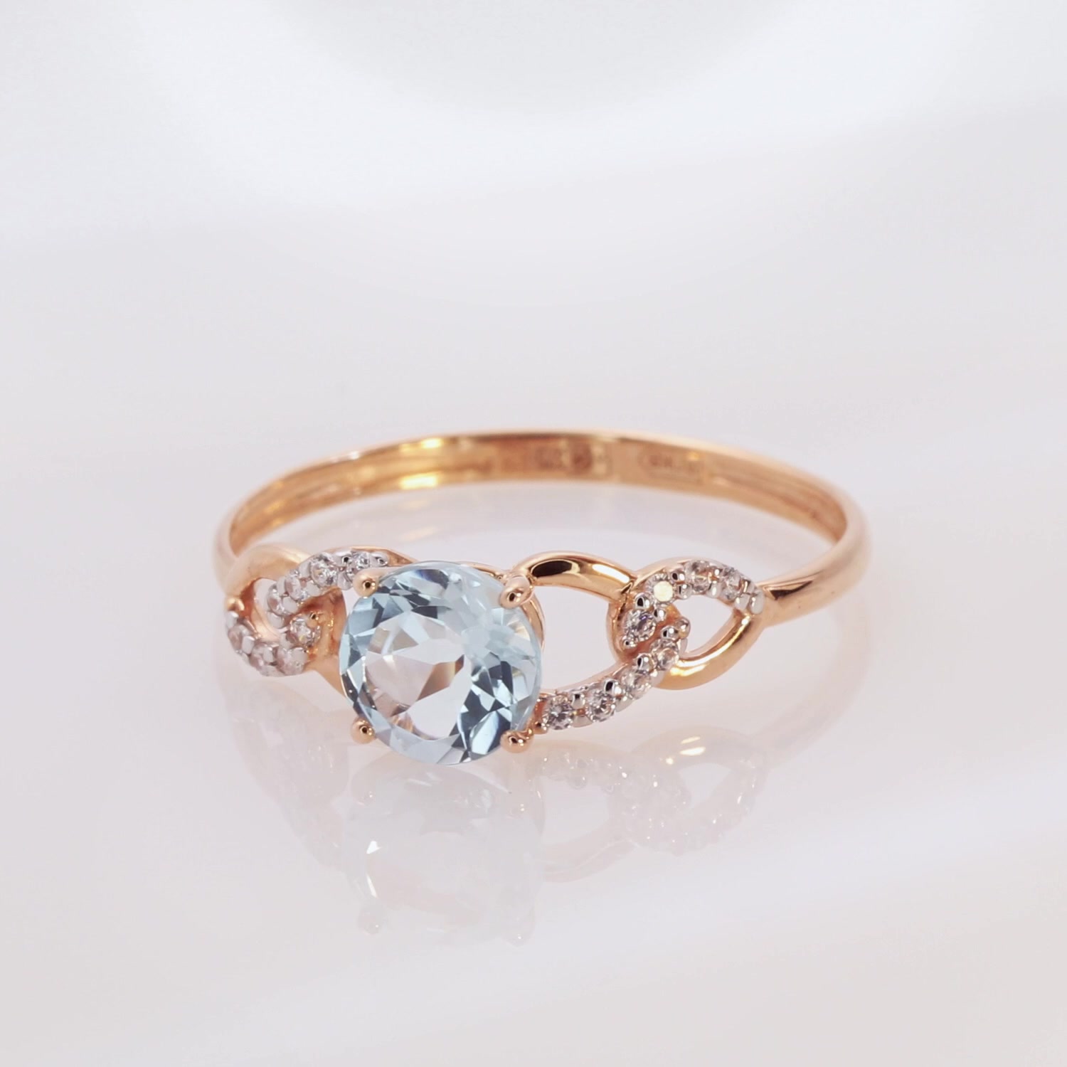 Золотое кольцо с топазом Sky и фианитами