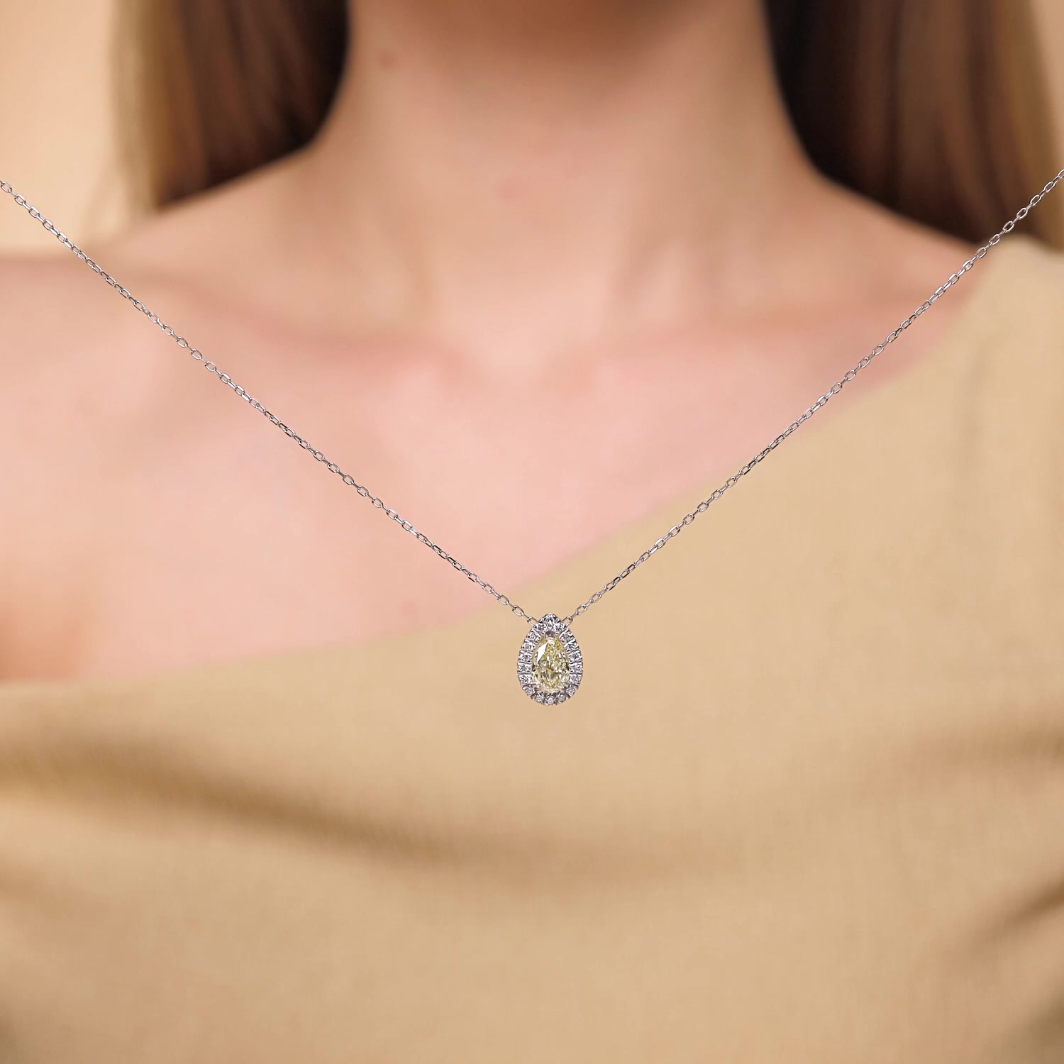 Золотая подвеска с бриллиантами выращенными