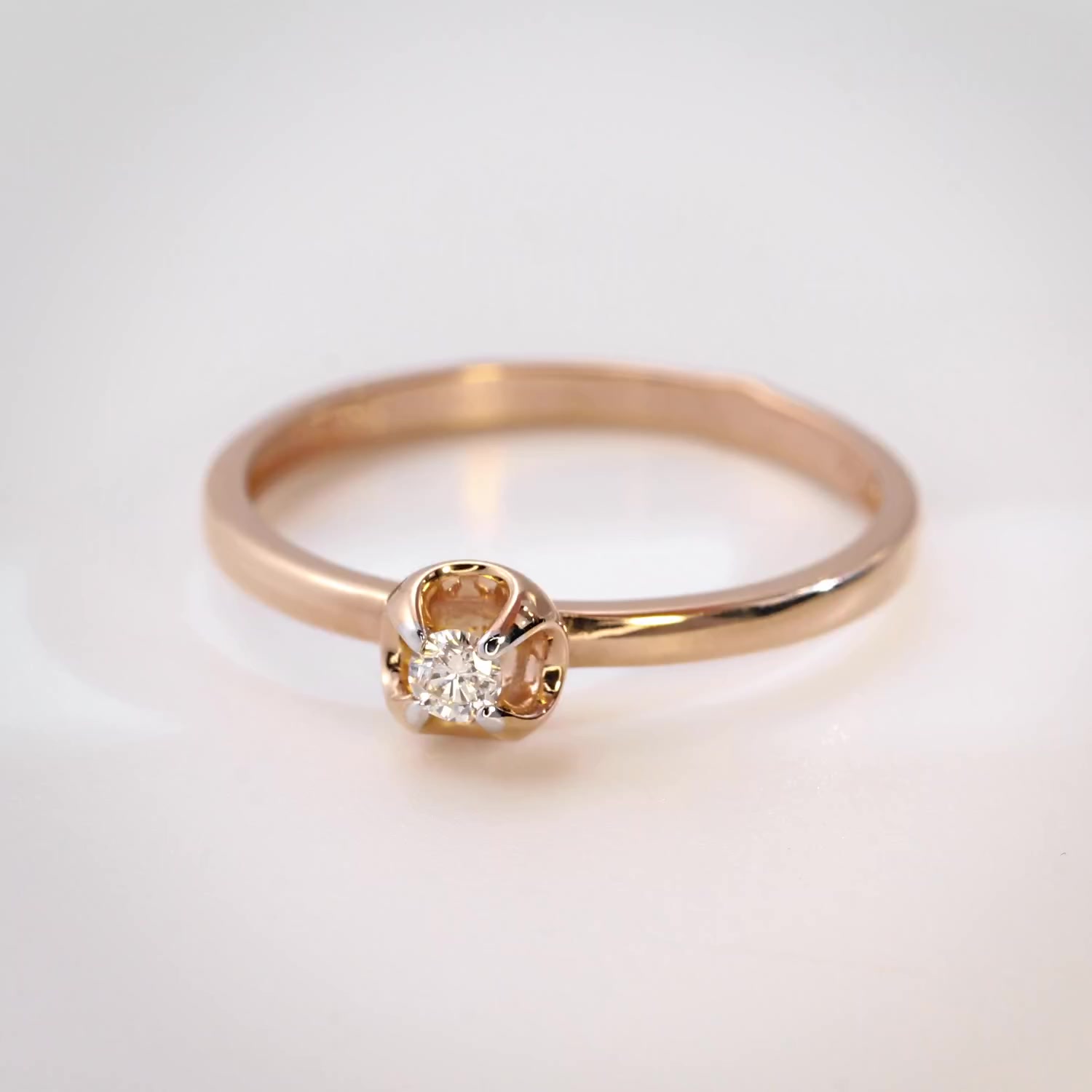 Золотое кольцо с бриллиантом