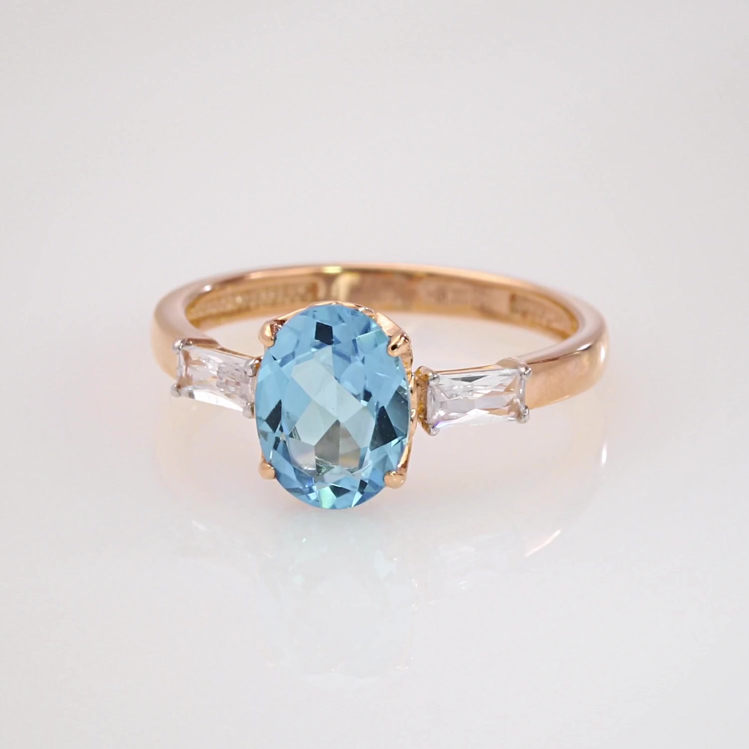 Золотое кольцо с топазом Swiss и фианитами