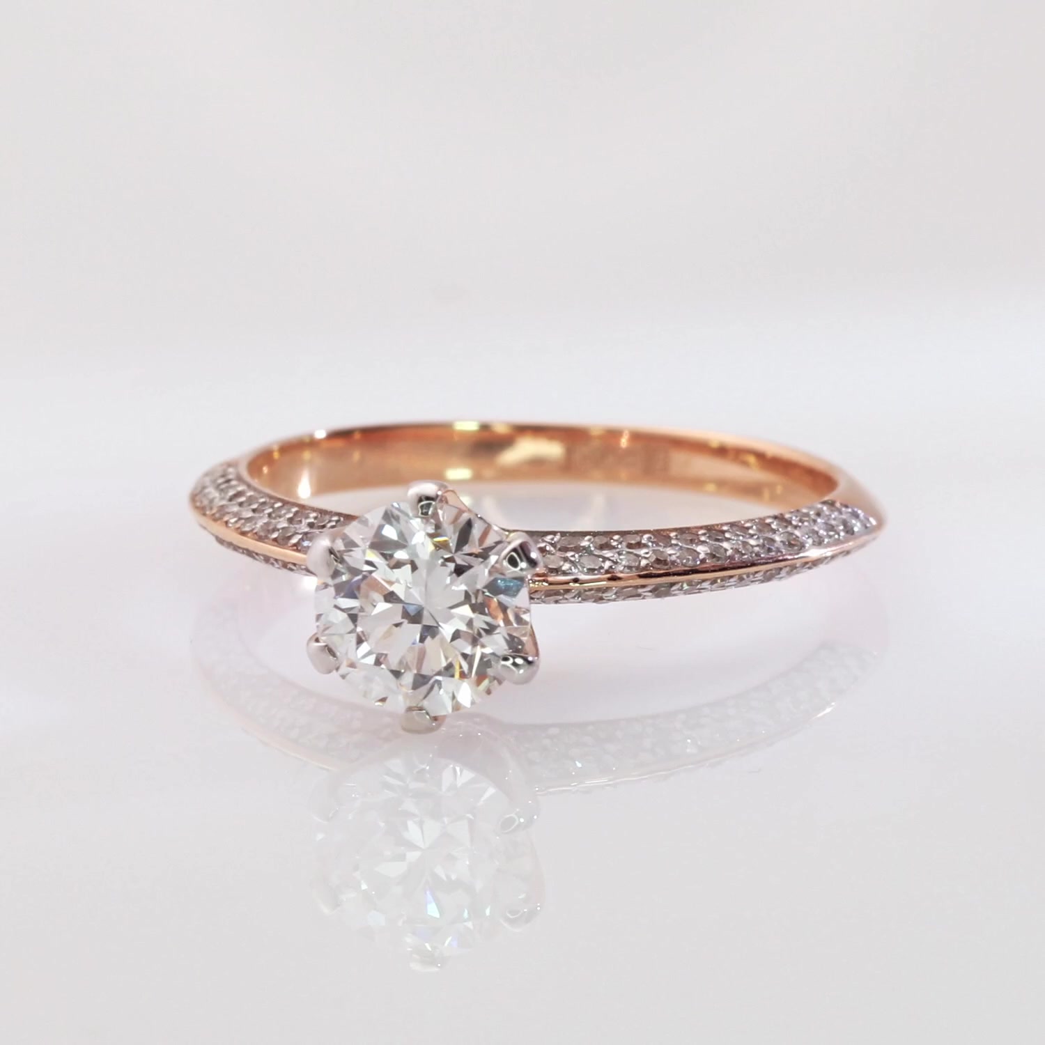 Золотое кольцо с бриллиантами выращенными