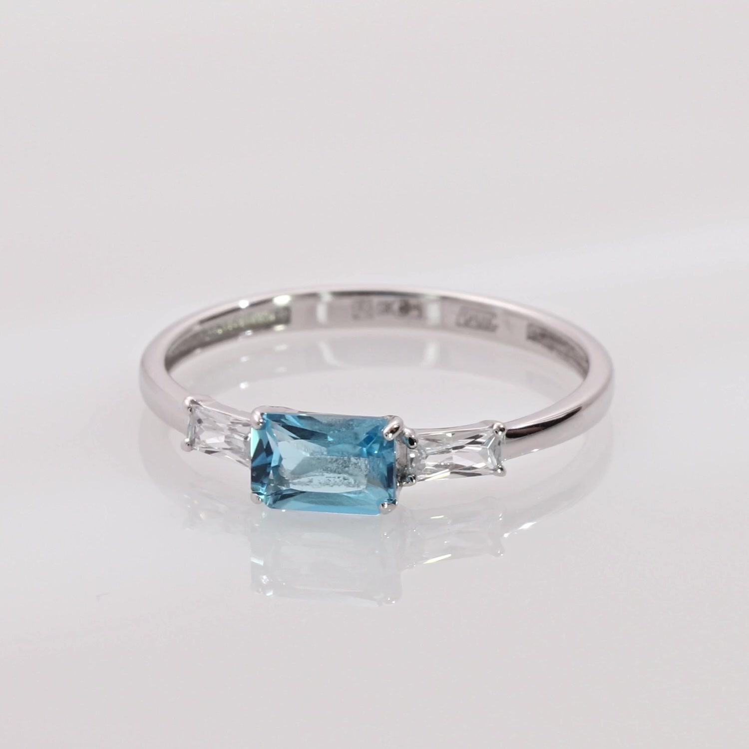 Золотое кольцо с топазом Swiss и фианитами