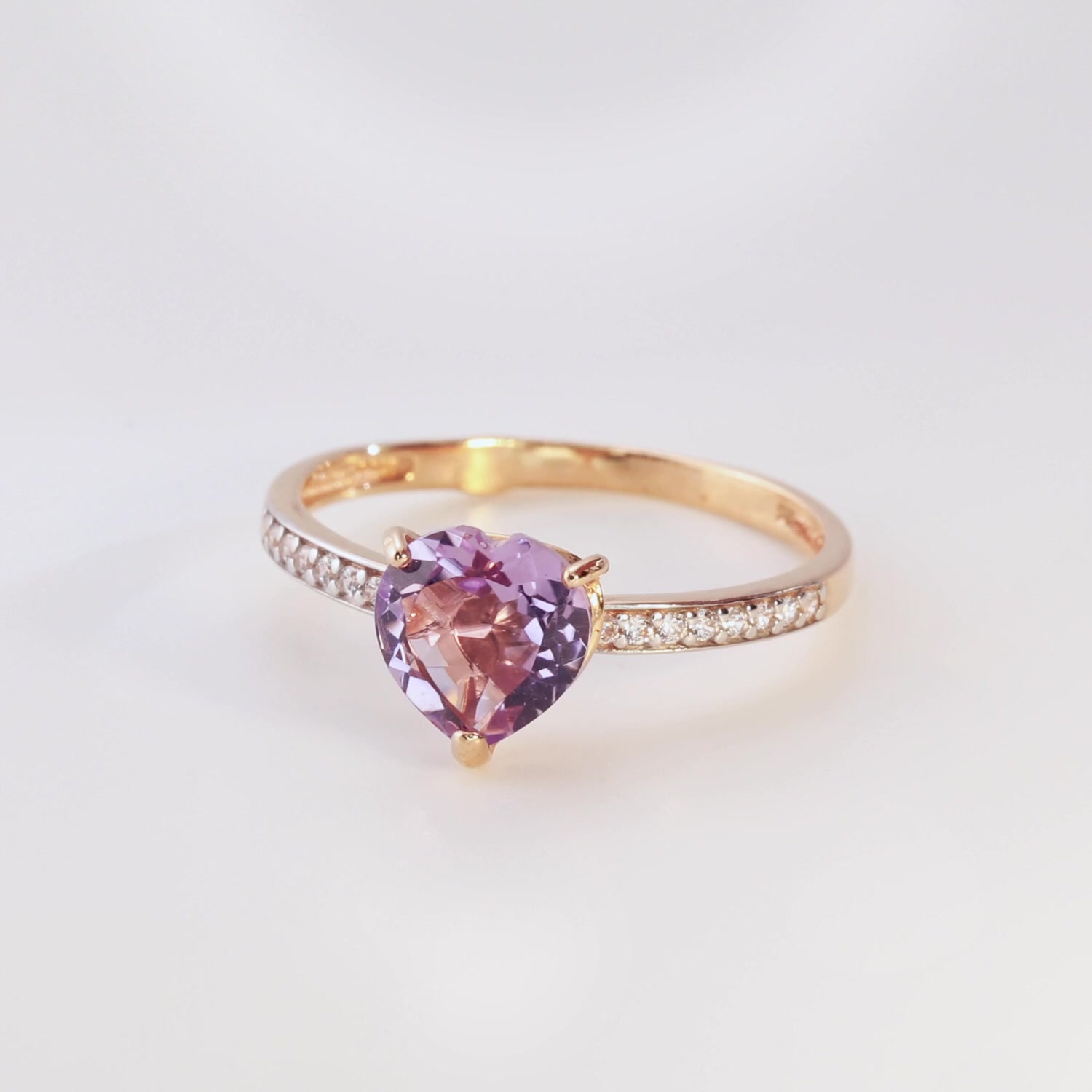 Золотое кольцо с аметистом и фианитами