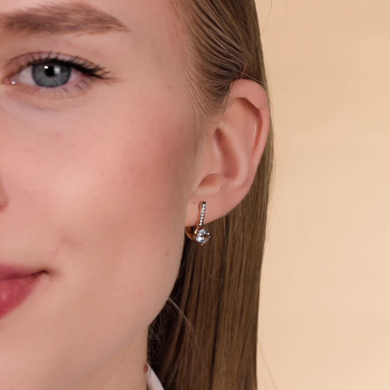 Золотые серьги с топазами Sky и фианитами