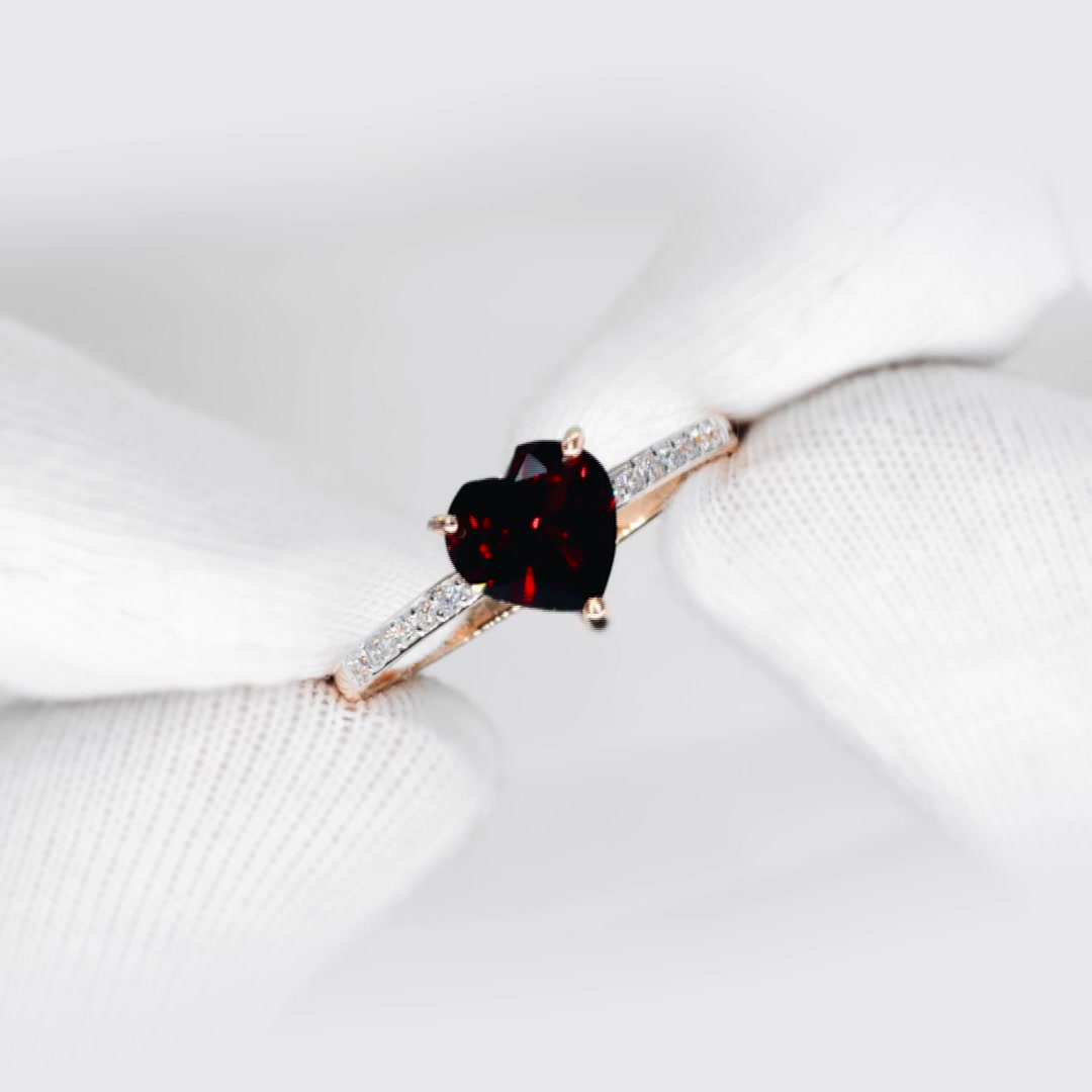 Золотое кольцо с гранатом и фианитами