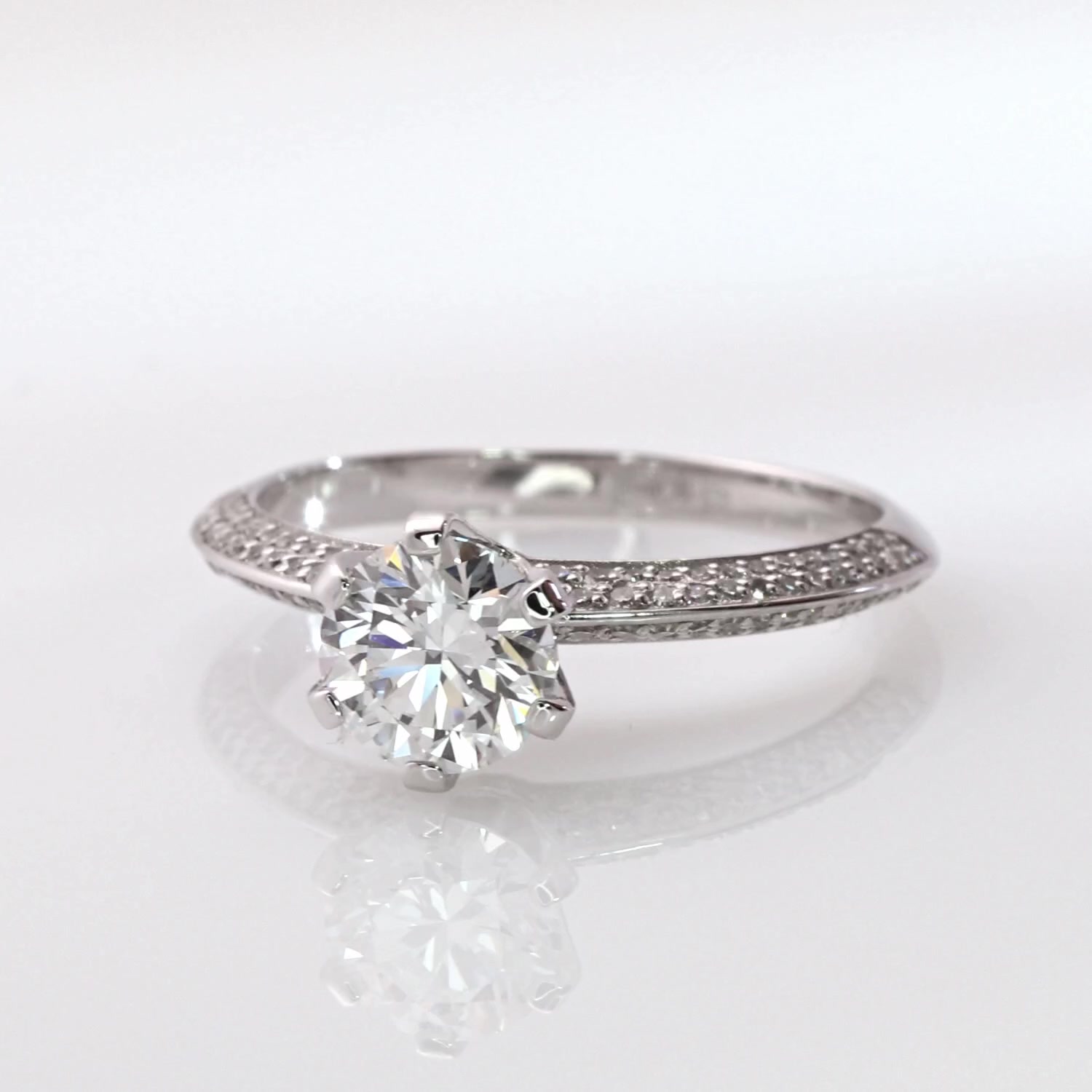 Золотое кольцо с бриллиантами выращенными