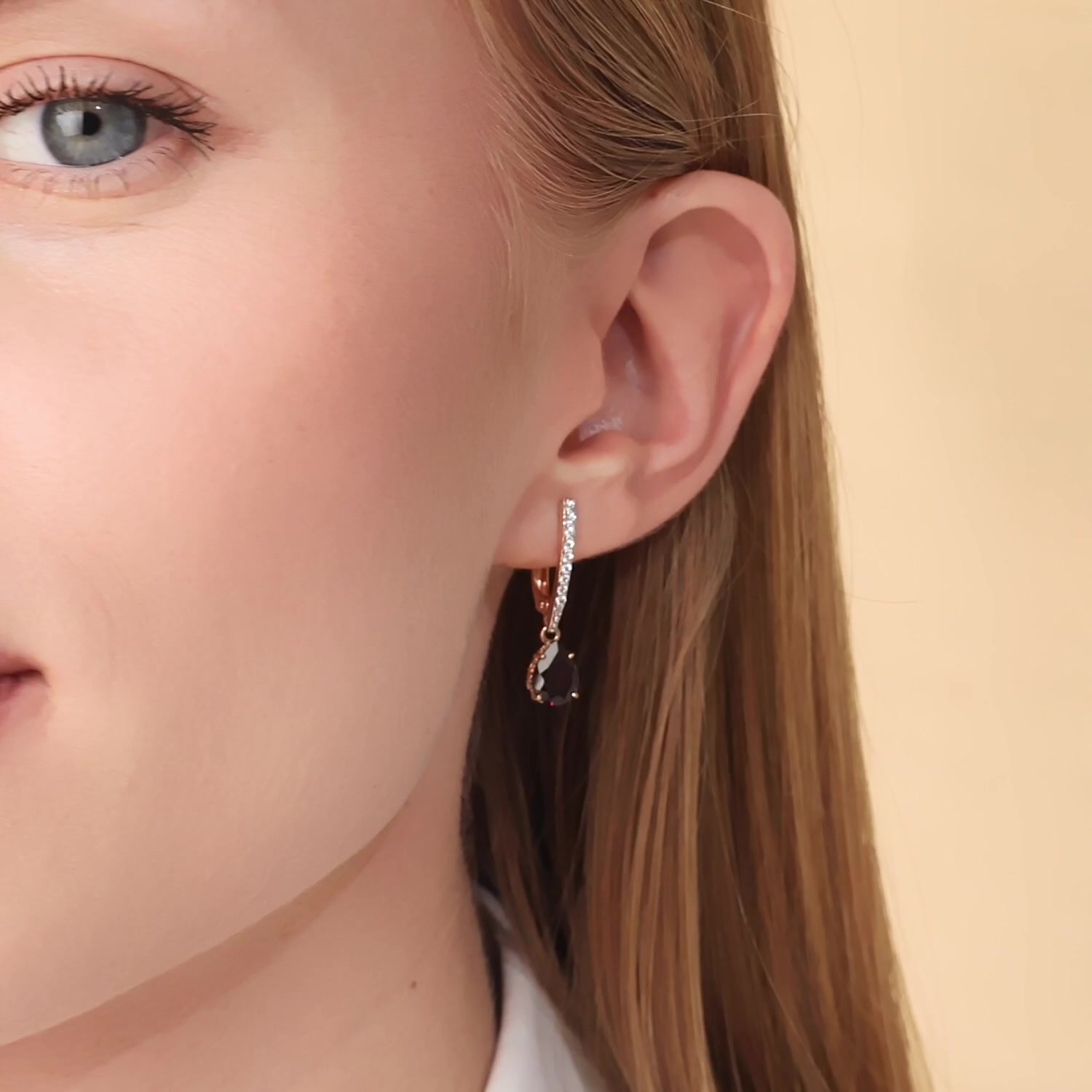 Золотые серьги с гранатом и фианитами