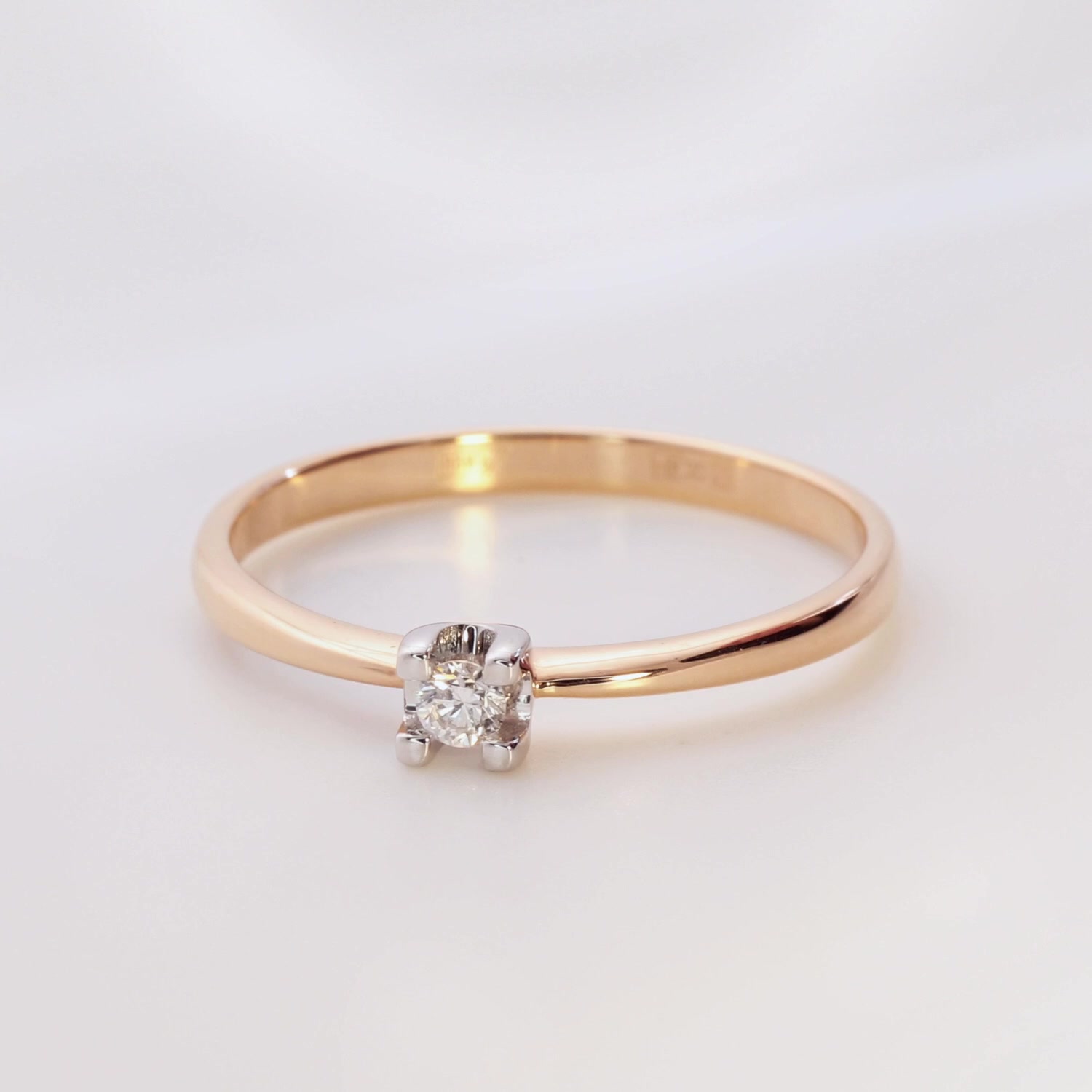 Золотое кольцо с бриллиантом