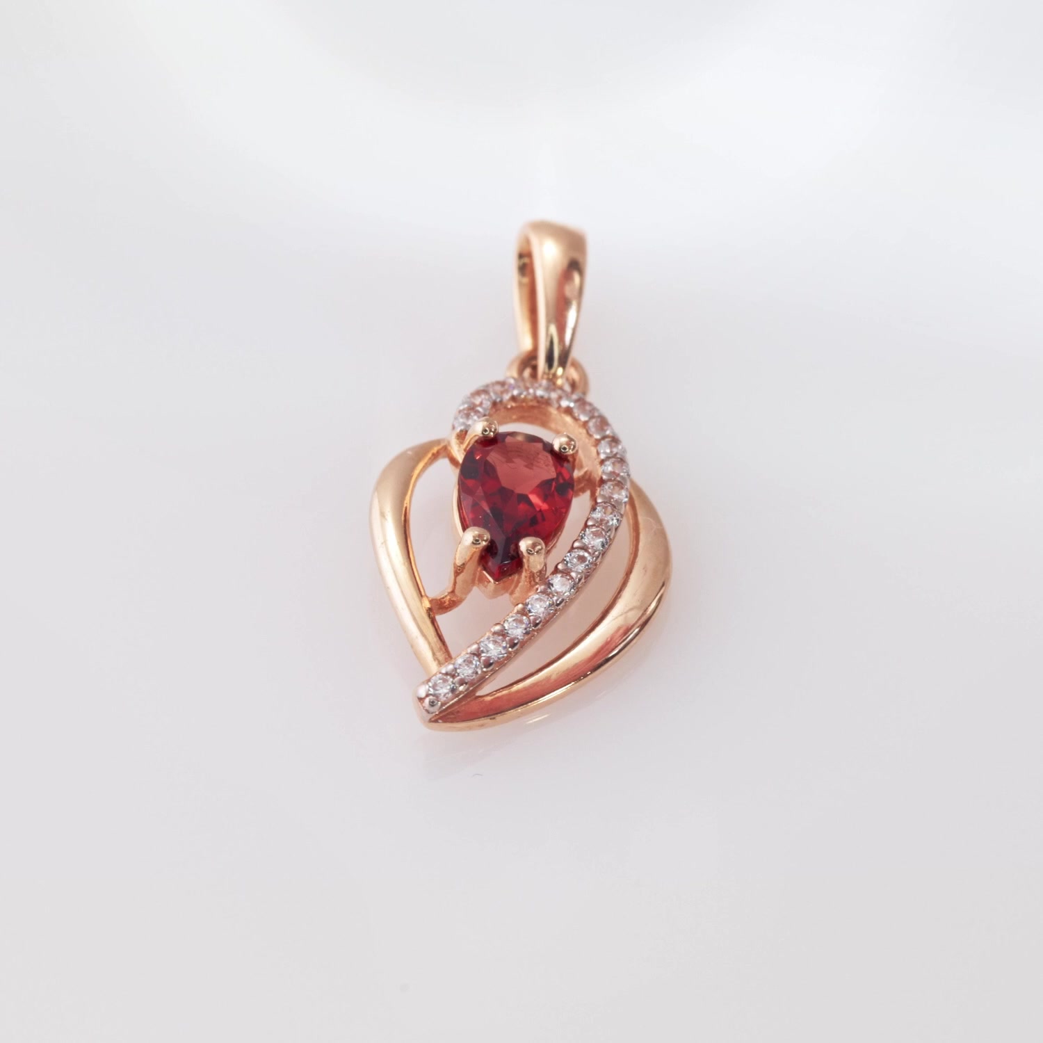 Золотая подвеска с гранатом и фианитами