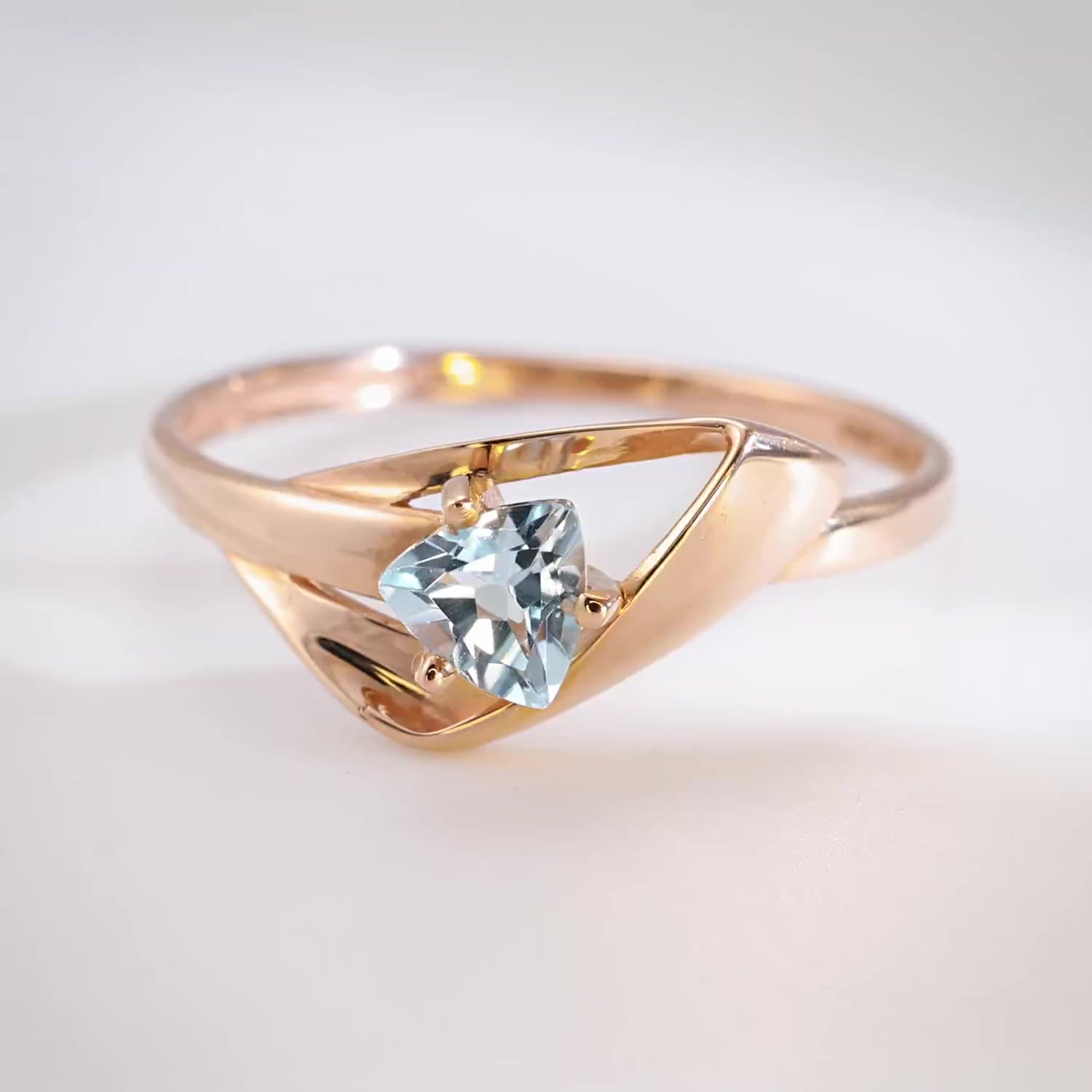 Золотое кольцо с топазом Sky