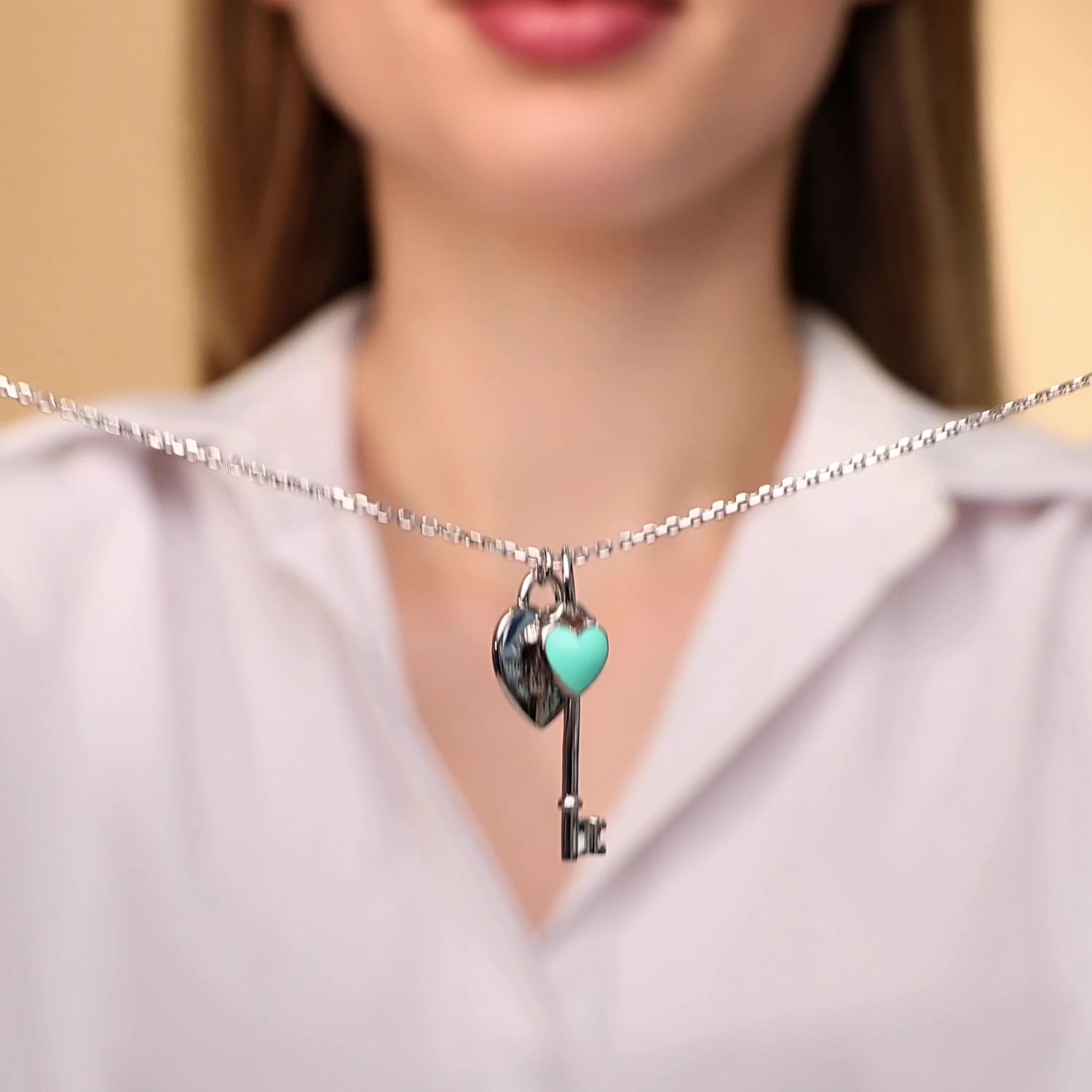 Серебряное колье с эмалью и фианитом