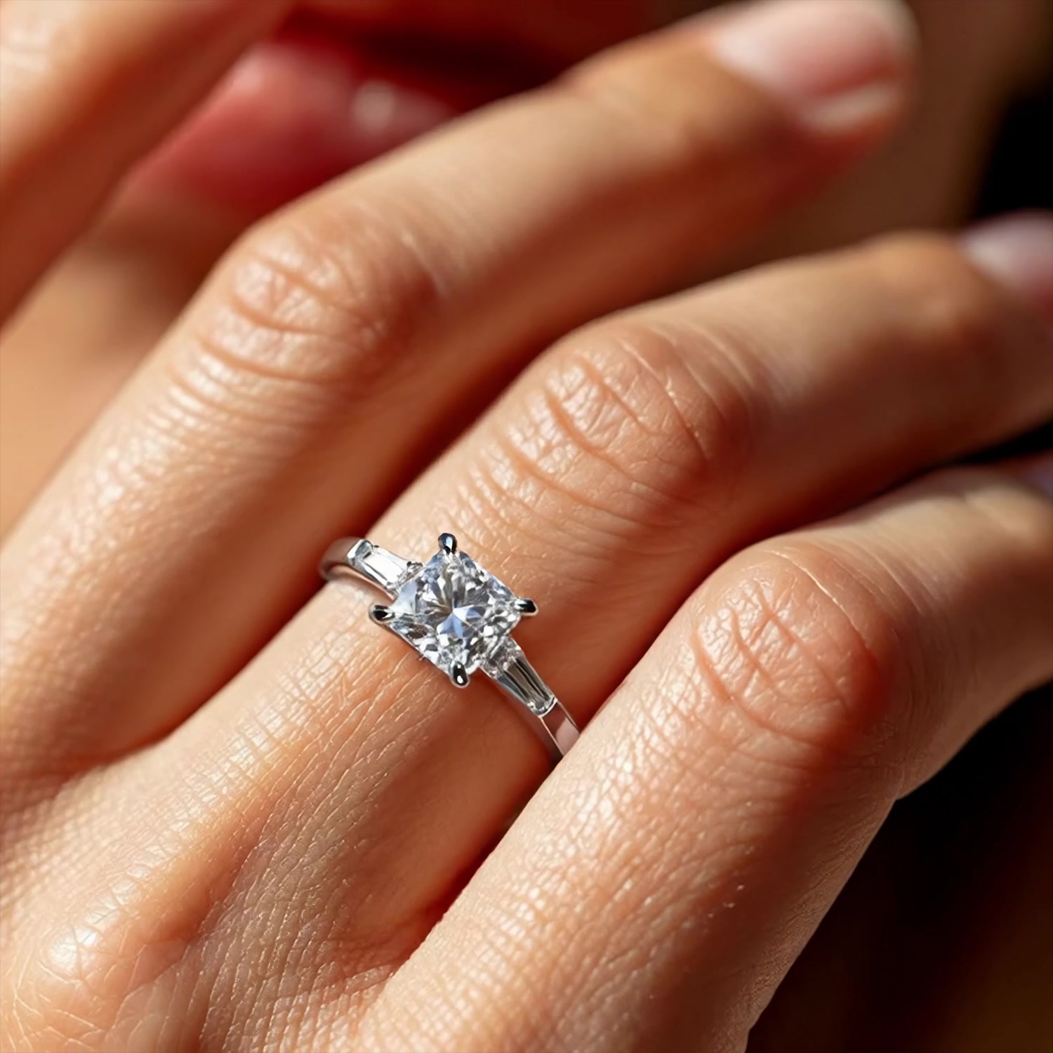 Золотое кольцо с бриллиантами выращенными