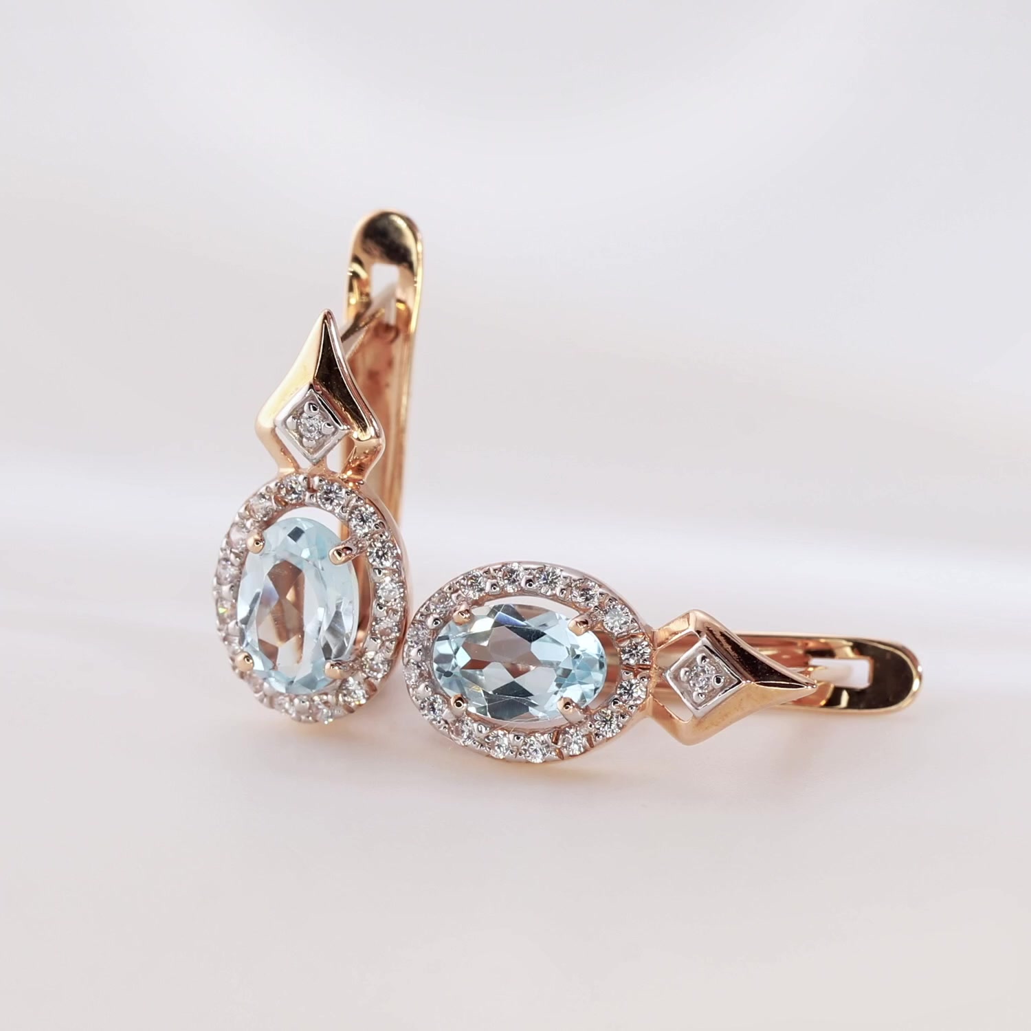 Золотые серьги с топазами Sky и фианитами