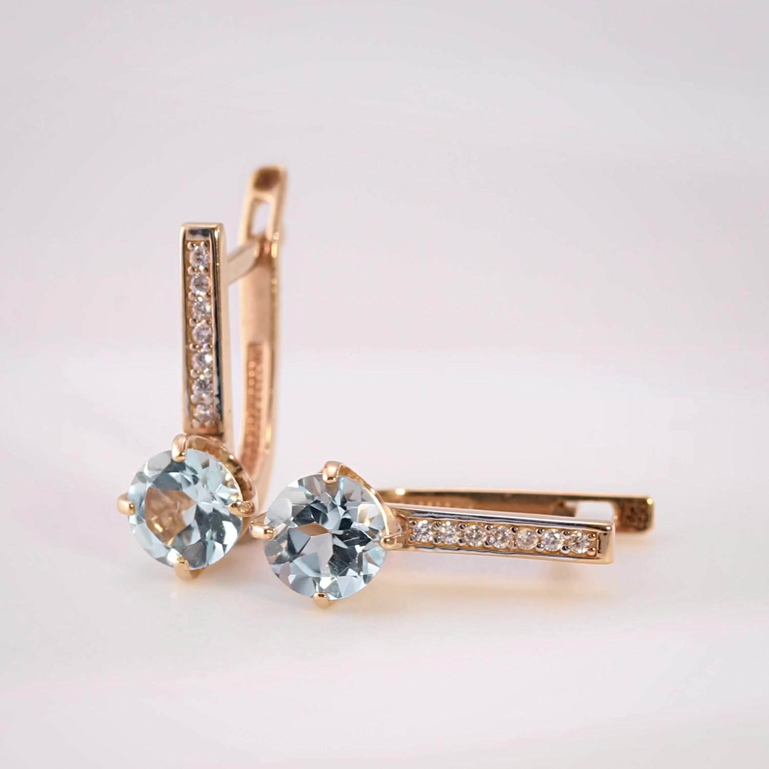 Золотые серьги с топазами Sky и фианитами