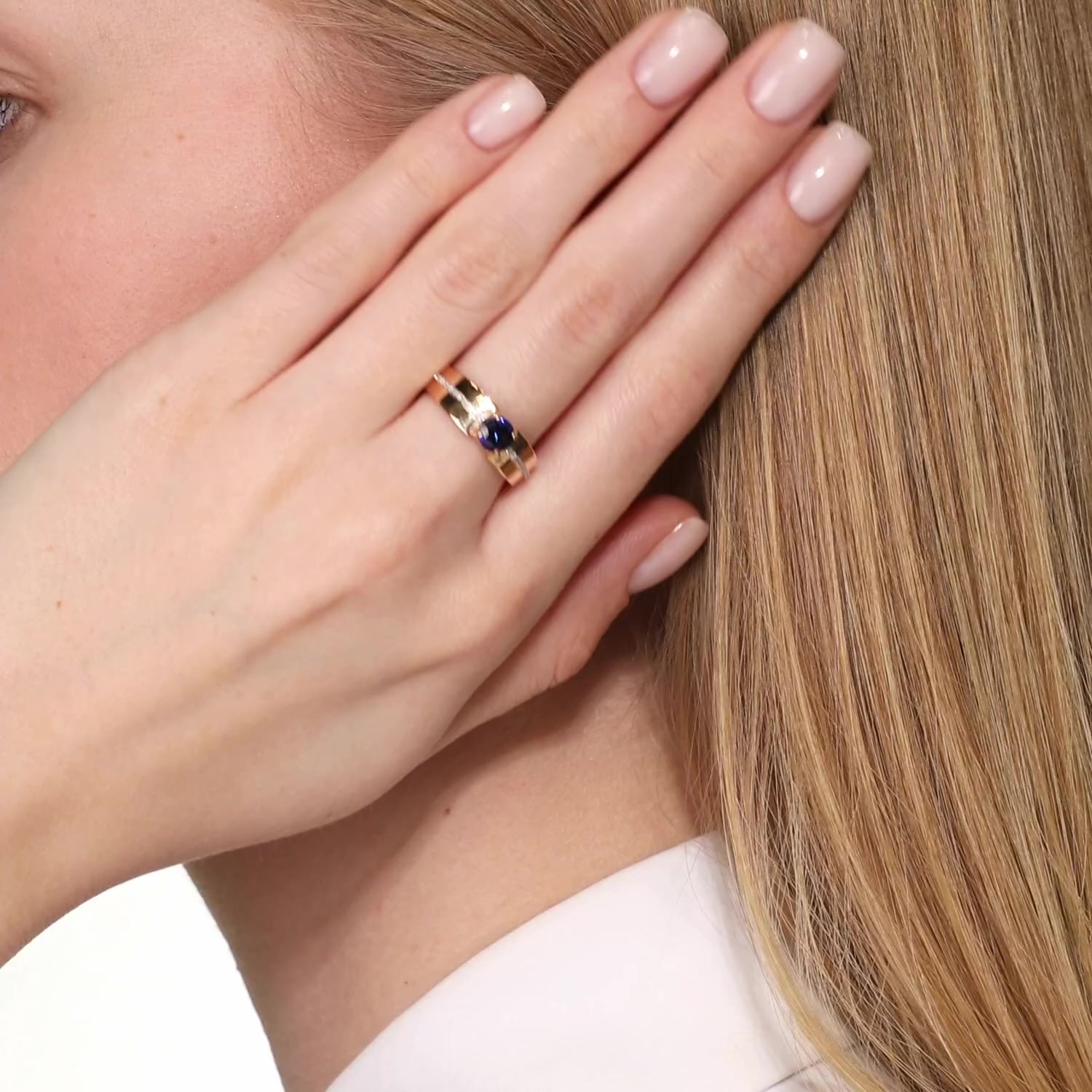 Золотое кольцо с сапфиром выращенным и бриллиантами