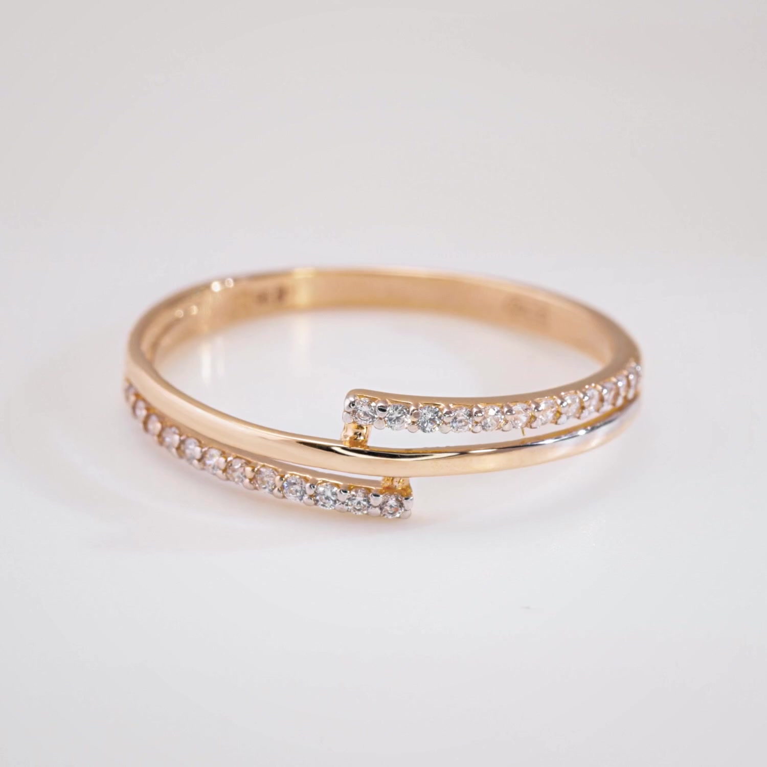 Золотое кольцо с фианитами