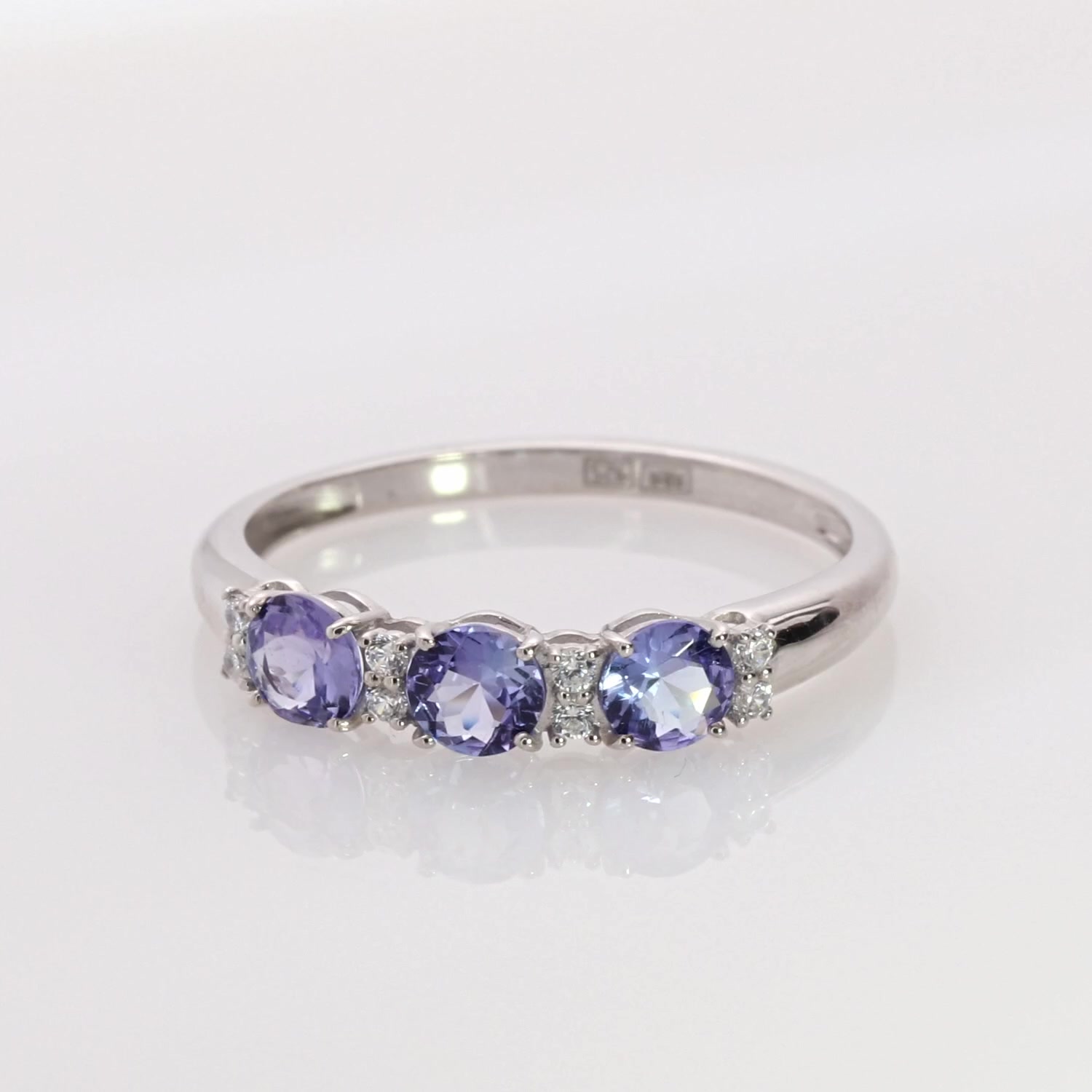 Серебряное кольцо с танзанитами и фианитами
