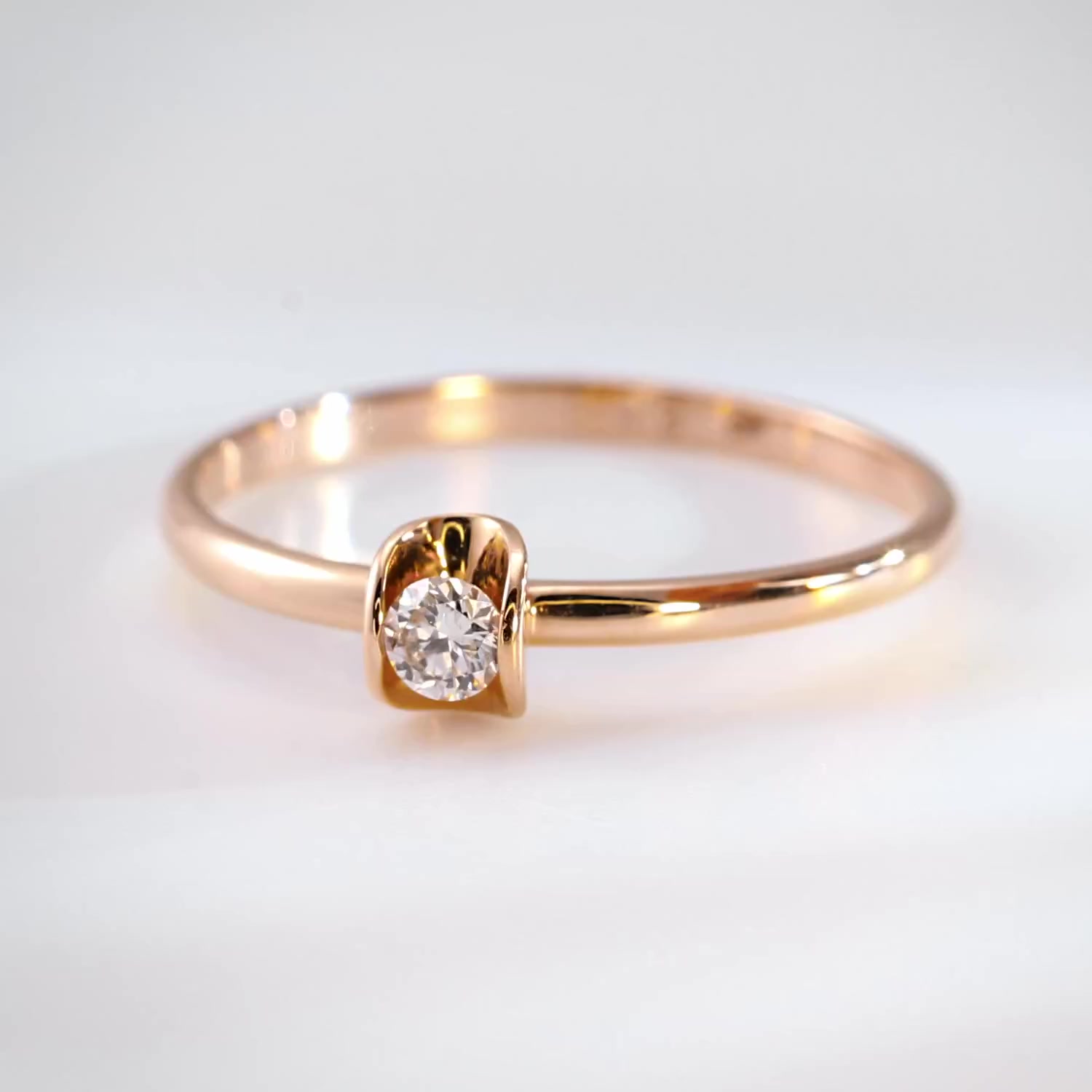 Золотое кольцо с бриллиантом