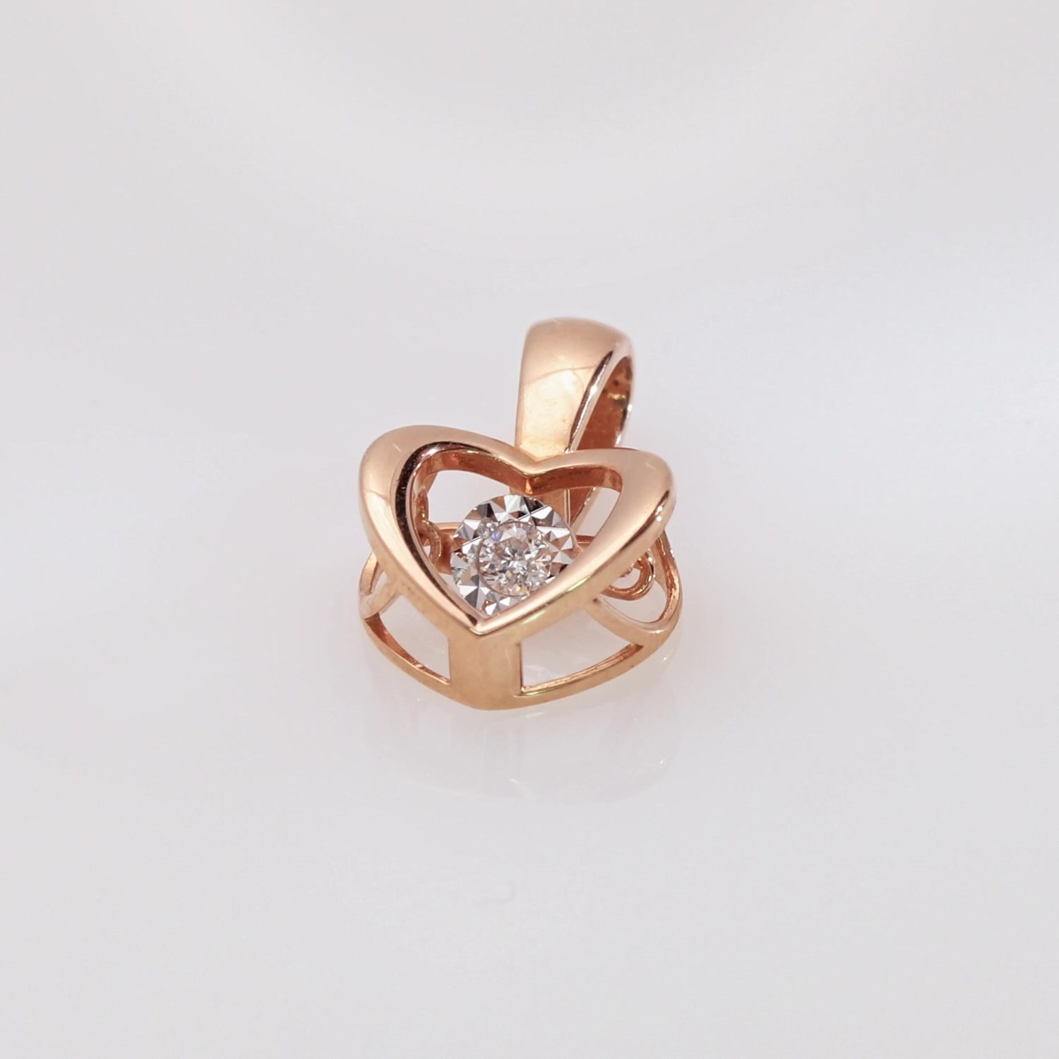 Золотая подвеска с бриллиантом