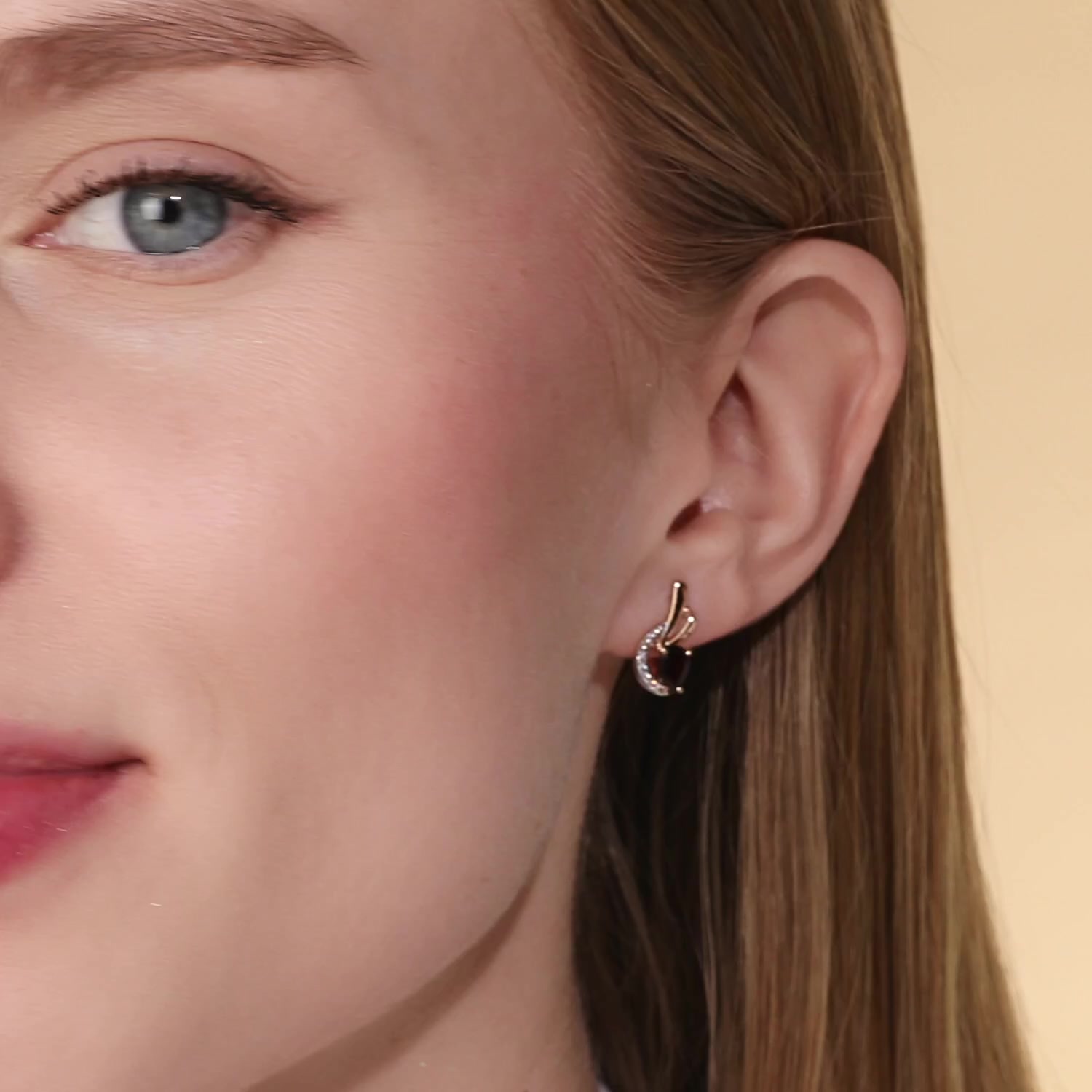 Золотые серьги с гранатом и фианитами