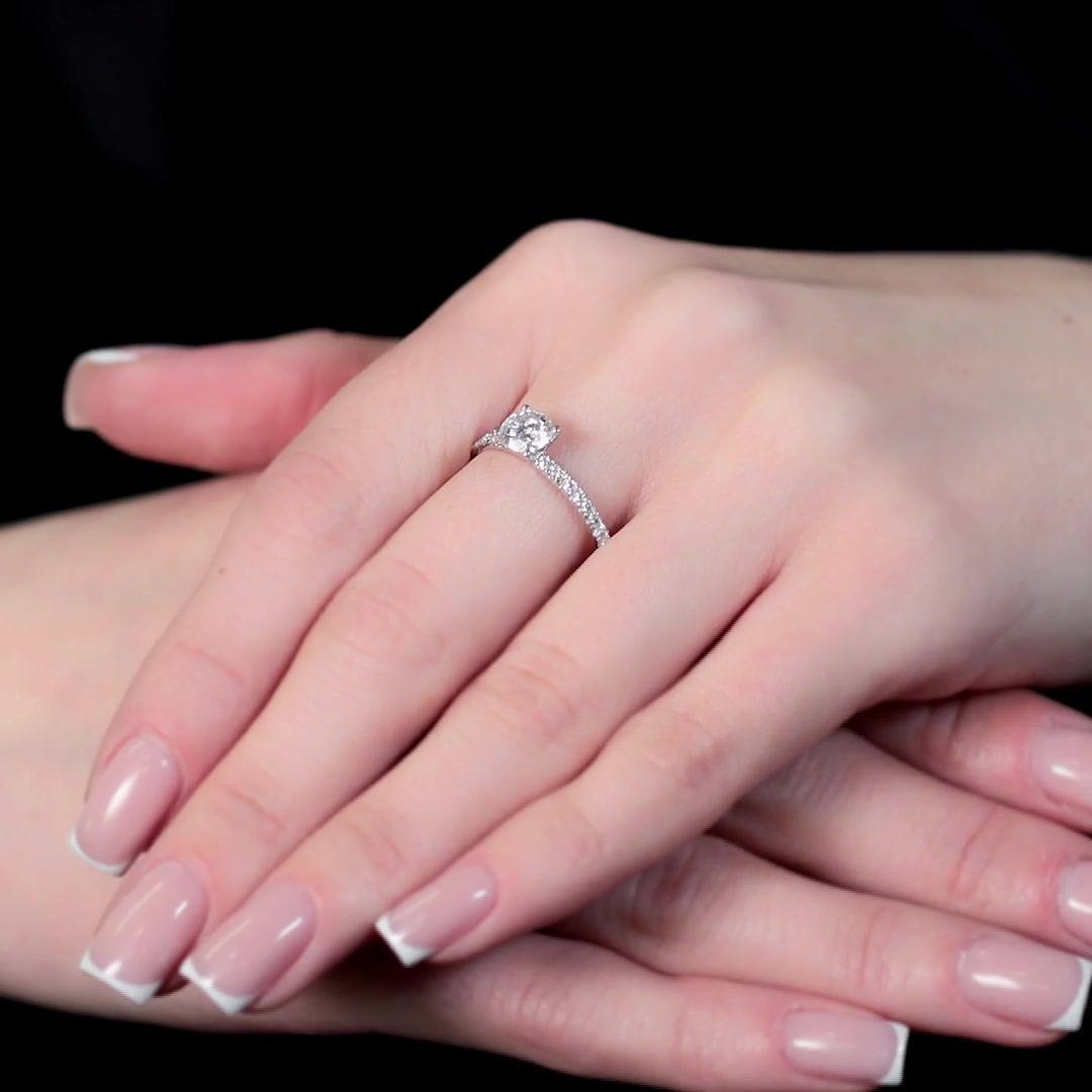 Золотое кольцо с бриллиантами выращенными