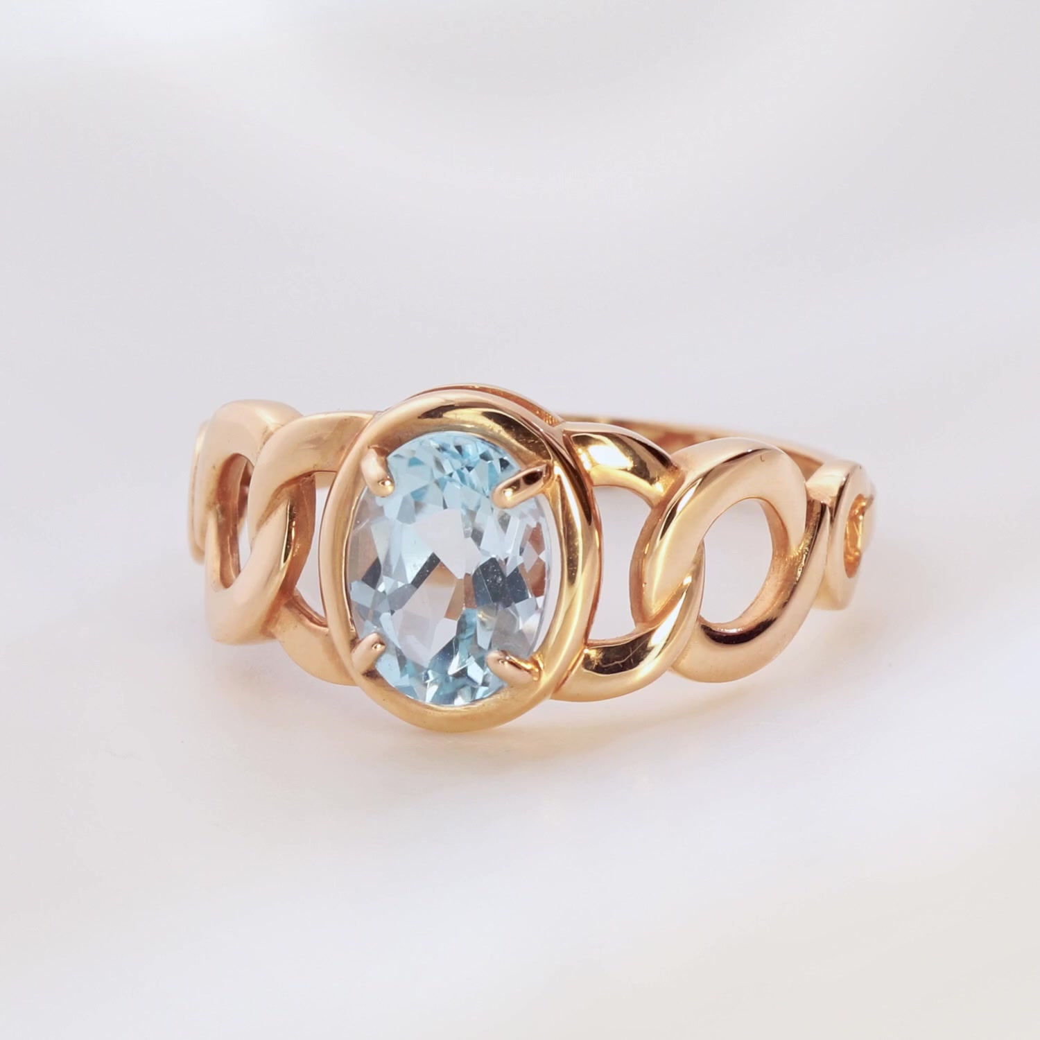 Золотое кольцо с топазом Sky