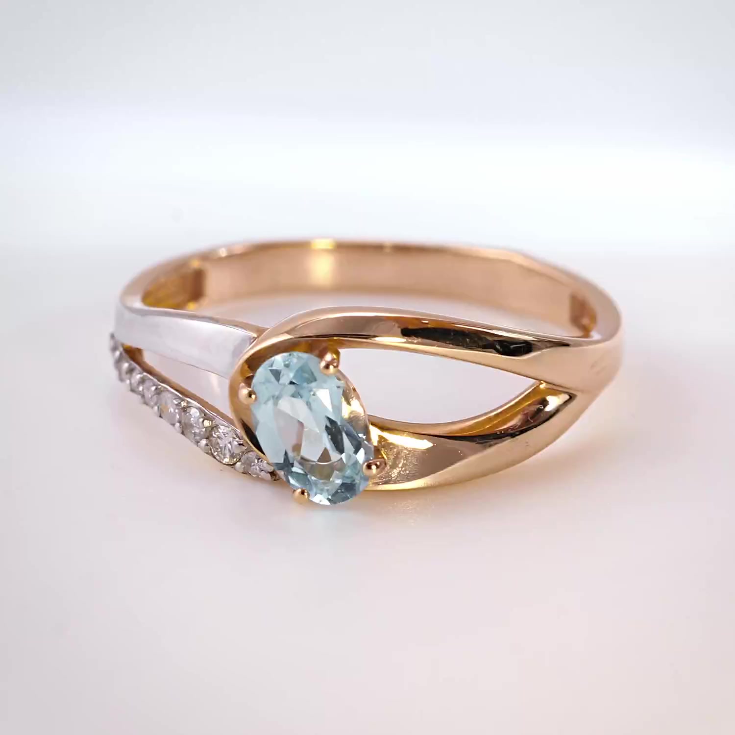 Золотое кольцо с топазом Sky и бриллиантами