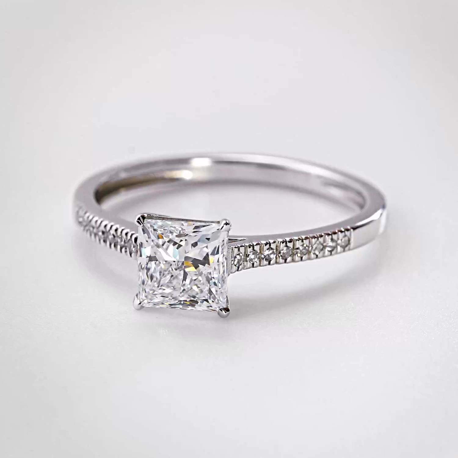 Золотое кольцо с бриллиантами выращенными