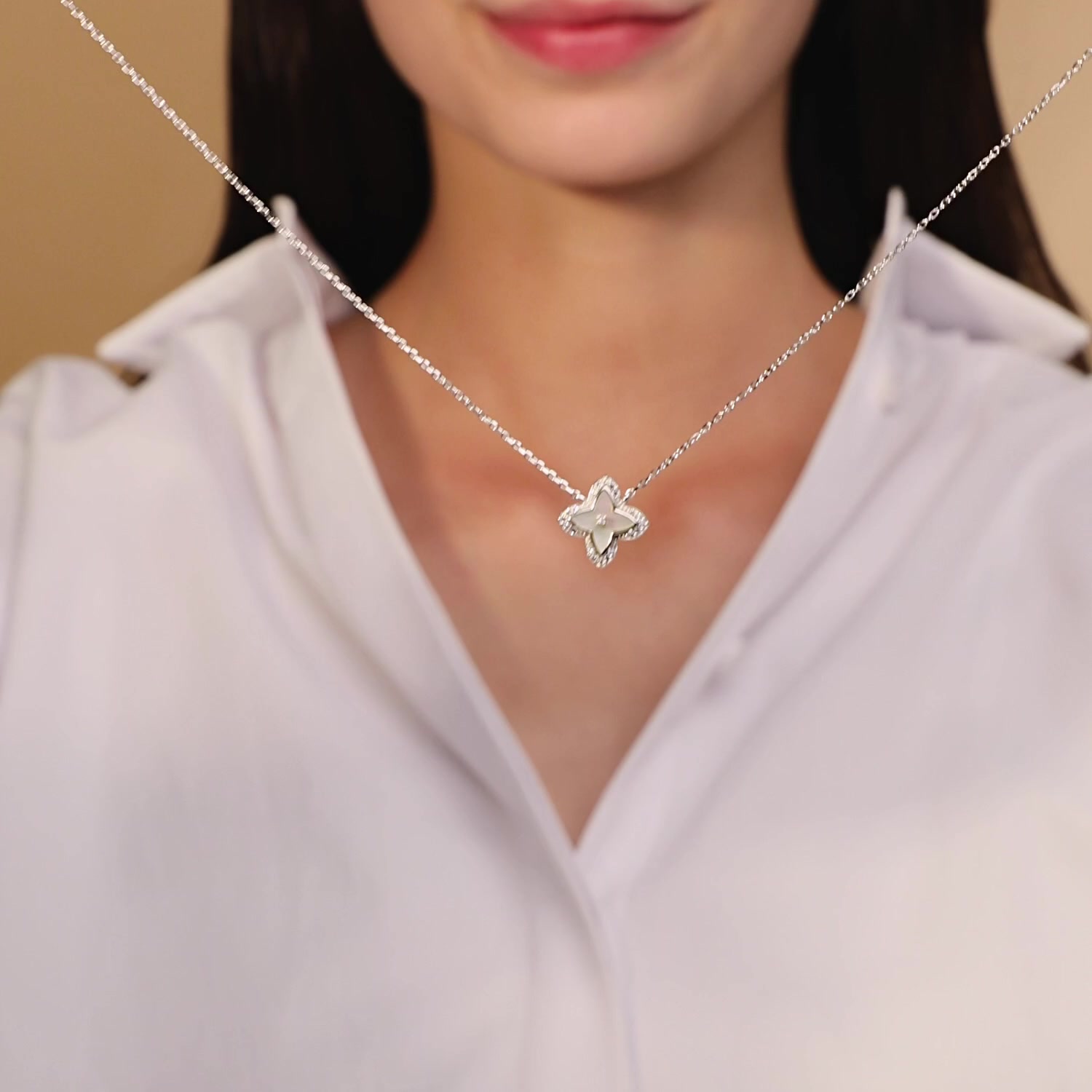 Серебряное колье с перламутром и фианитами