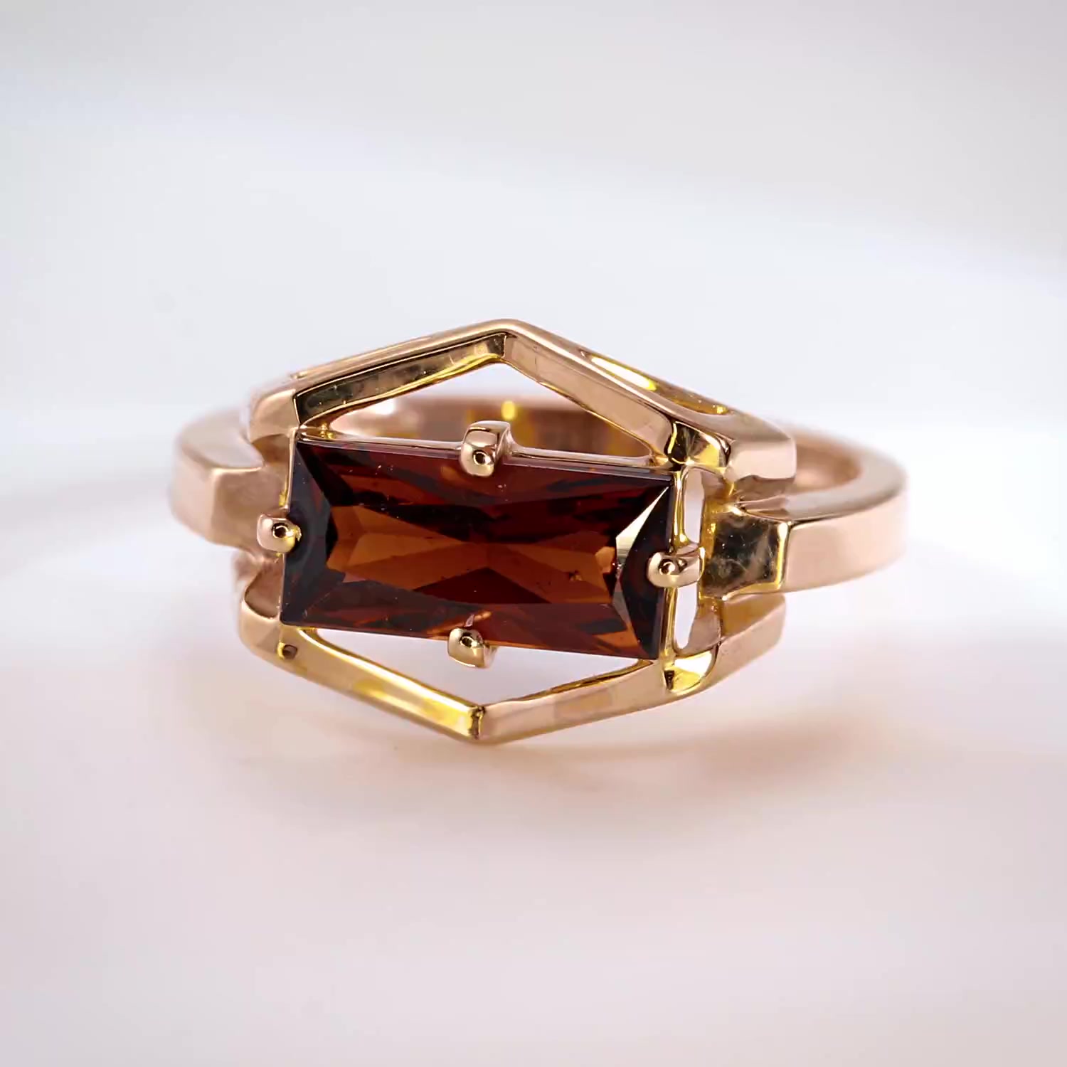 Золотое кольцо с гранатом