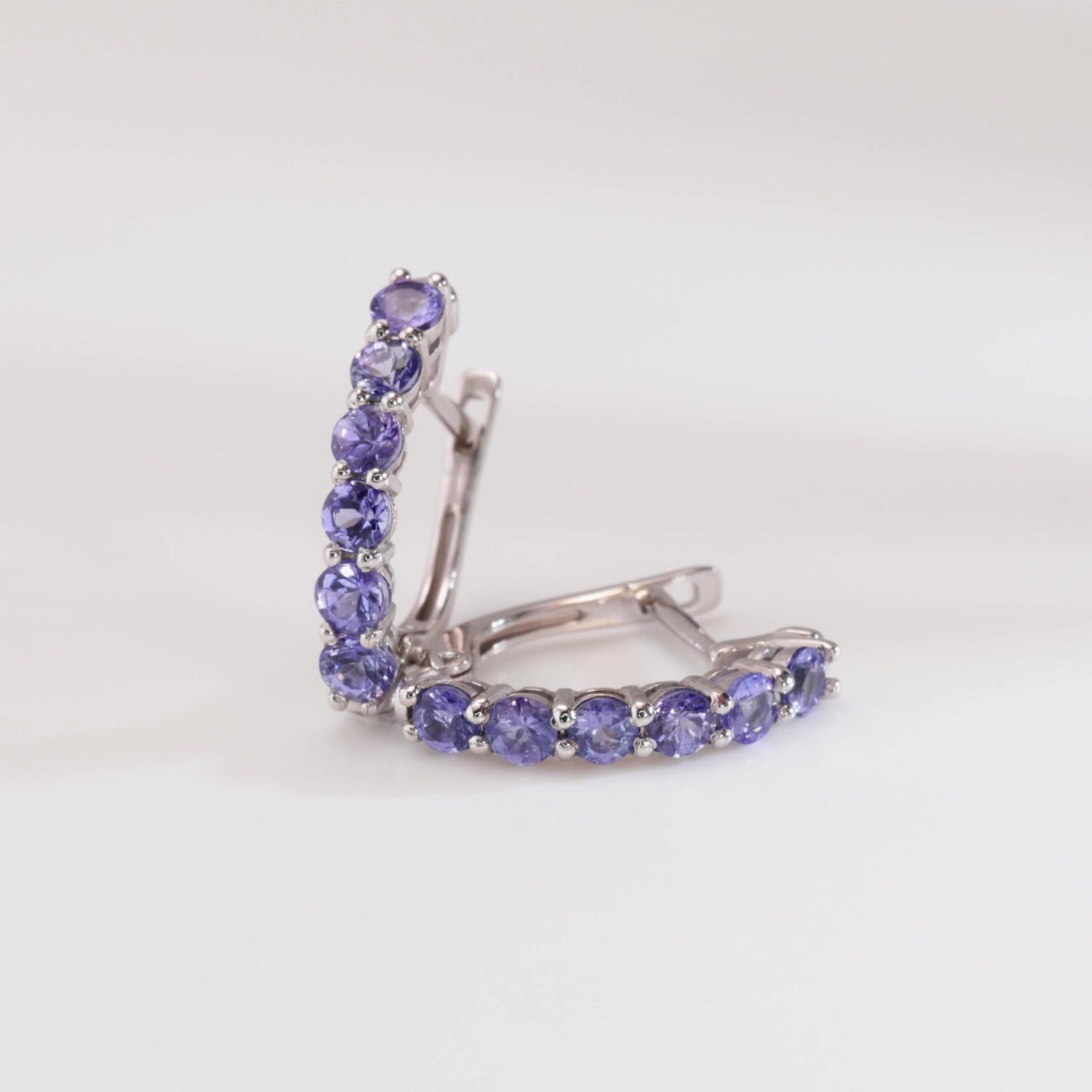 Золотые серьги с танзанитами