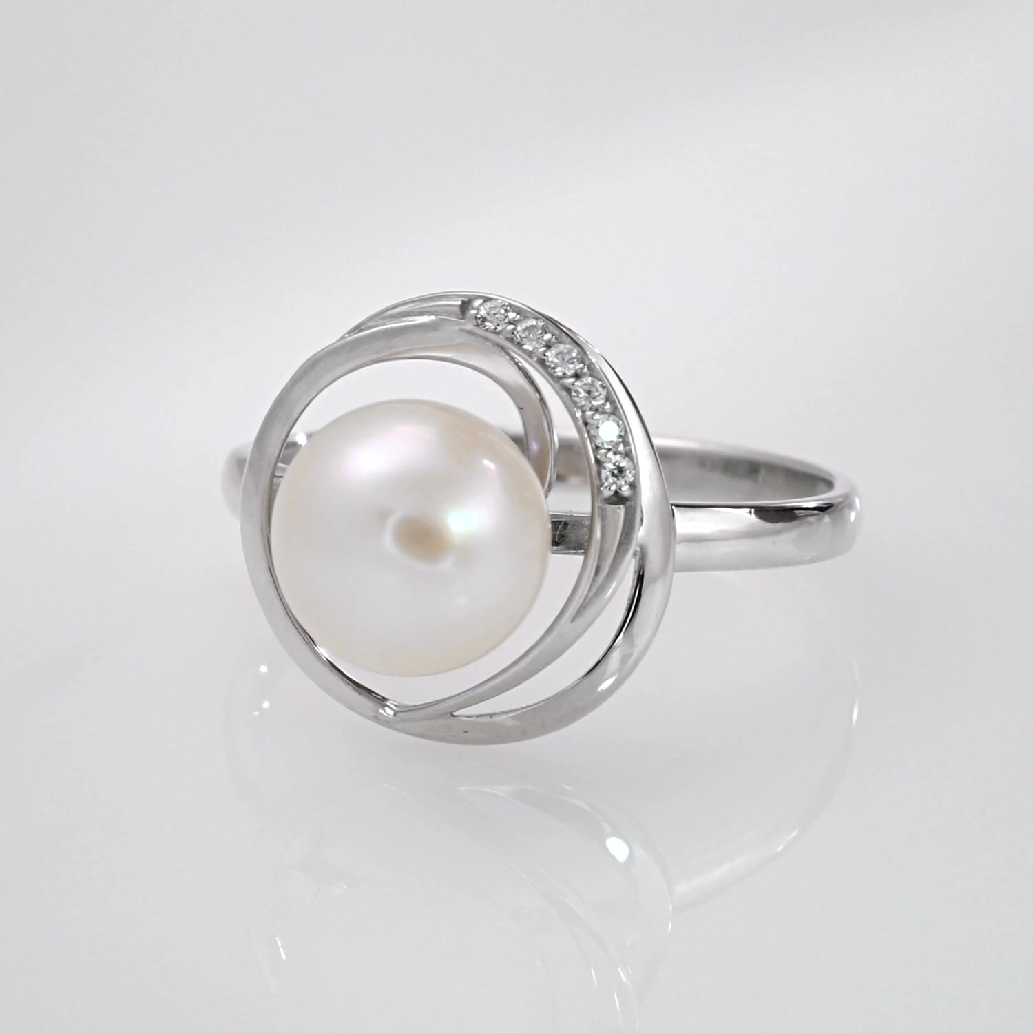 Золотое кольцо с жемчугом и фианитами