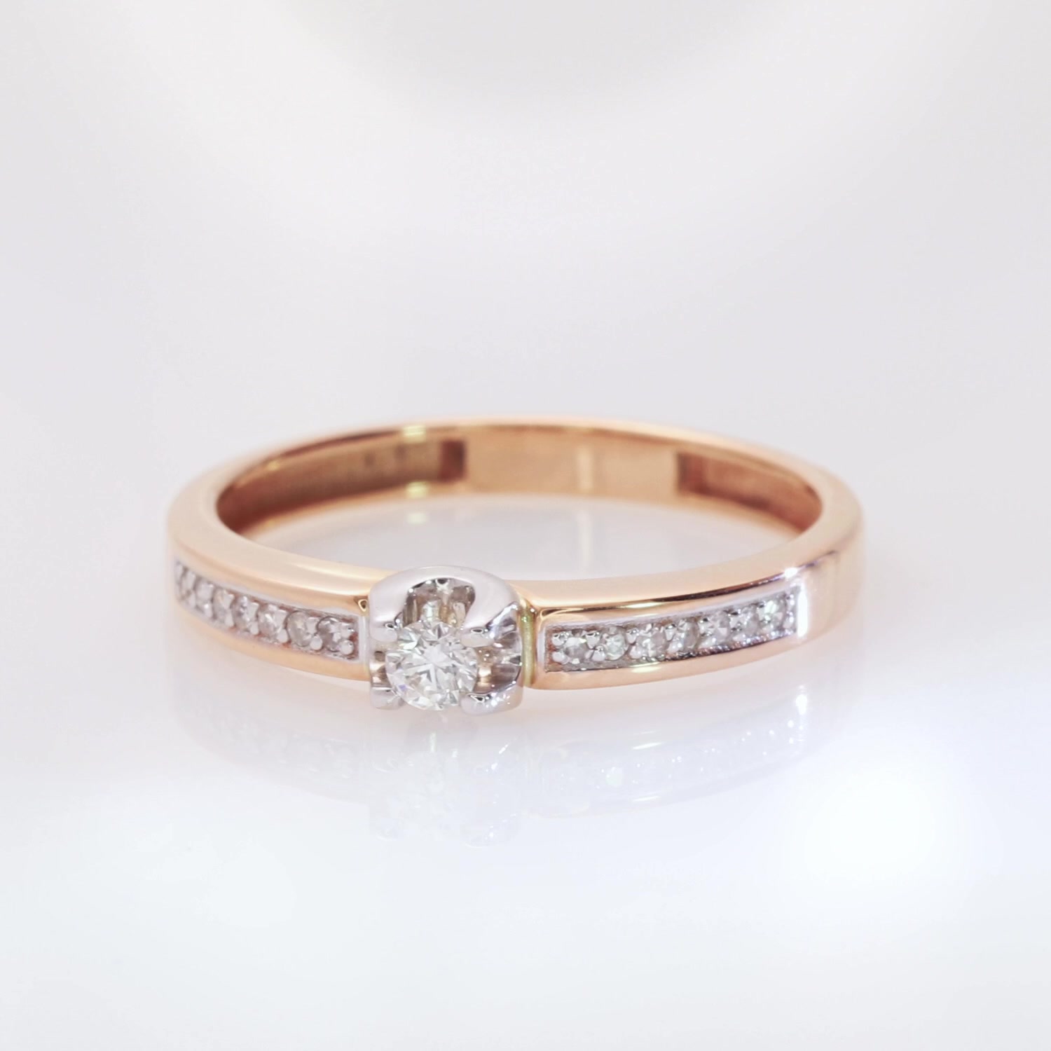 Золотое кольцо с бриллиантами