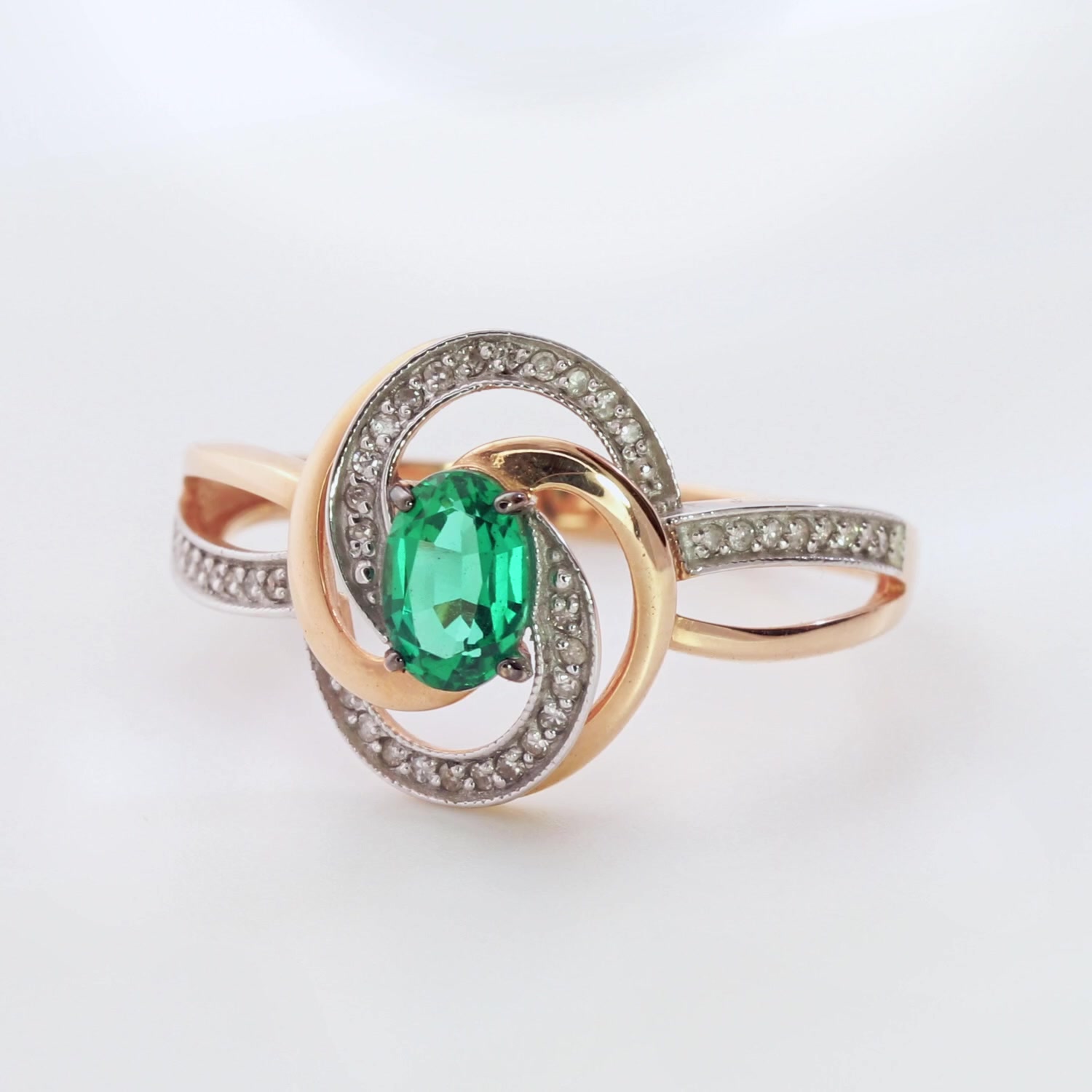 Золотое кольцо с изумрудом выращенным и бриллиантами