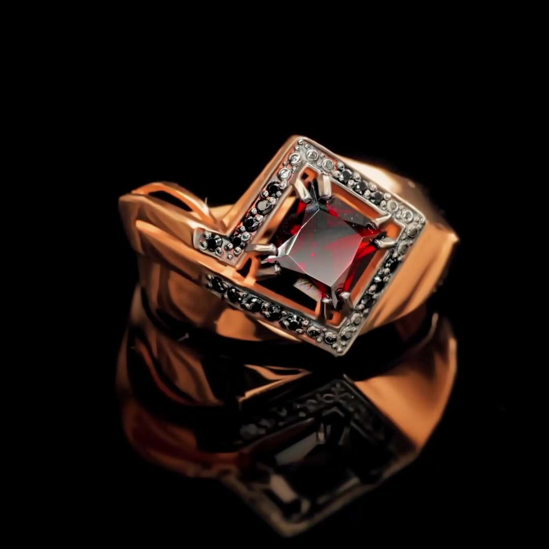 Золотое кольцо с гранатом и фианитами