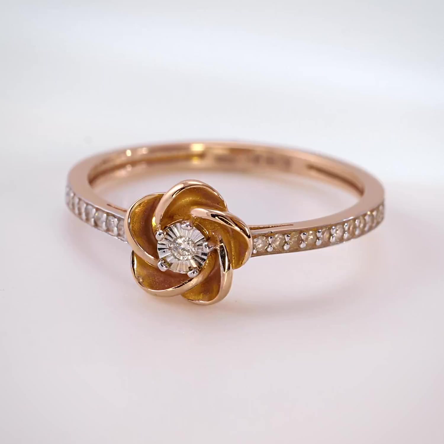 Золотое кольцо с бриллиантами