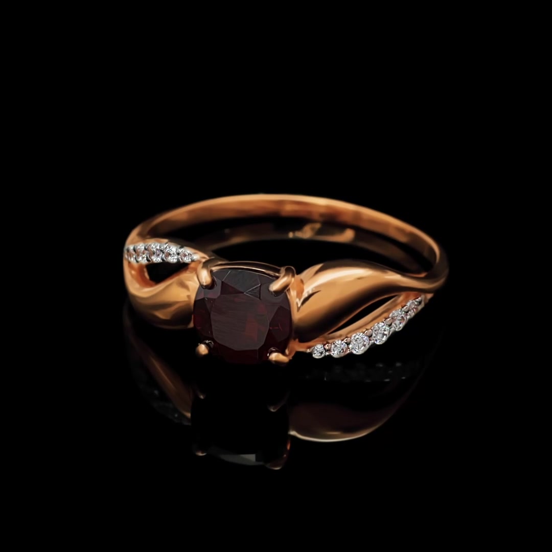 Золотое кольцо с гранатом и фианитами