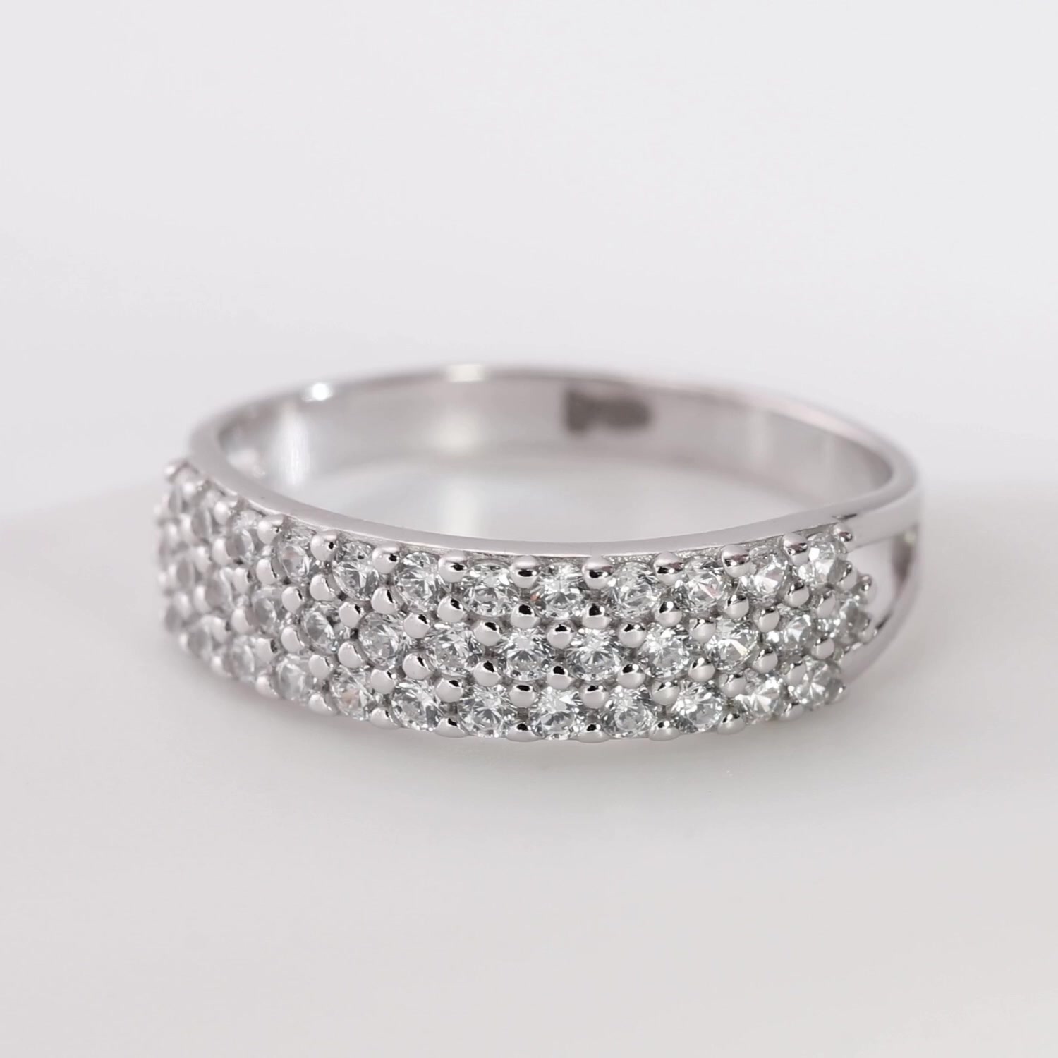 Серебряное кольцо с фианитами