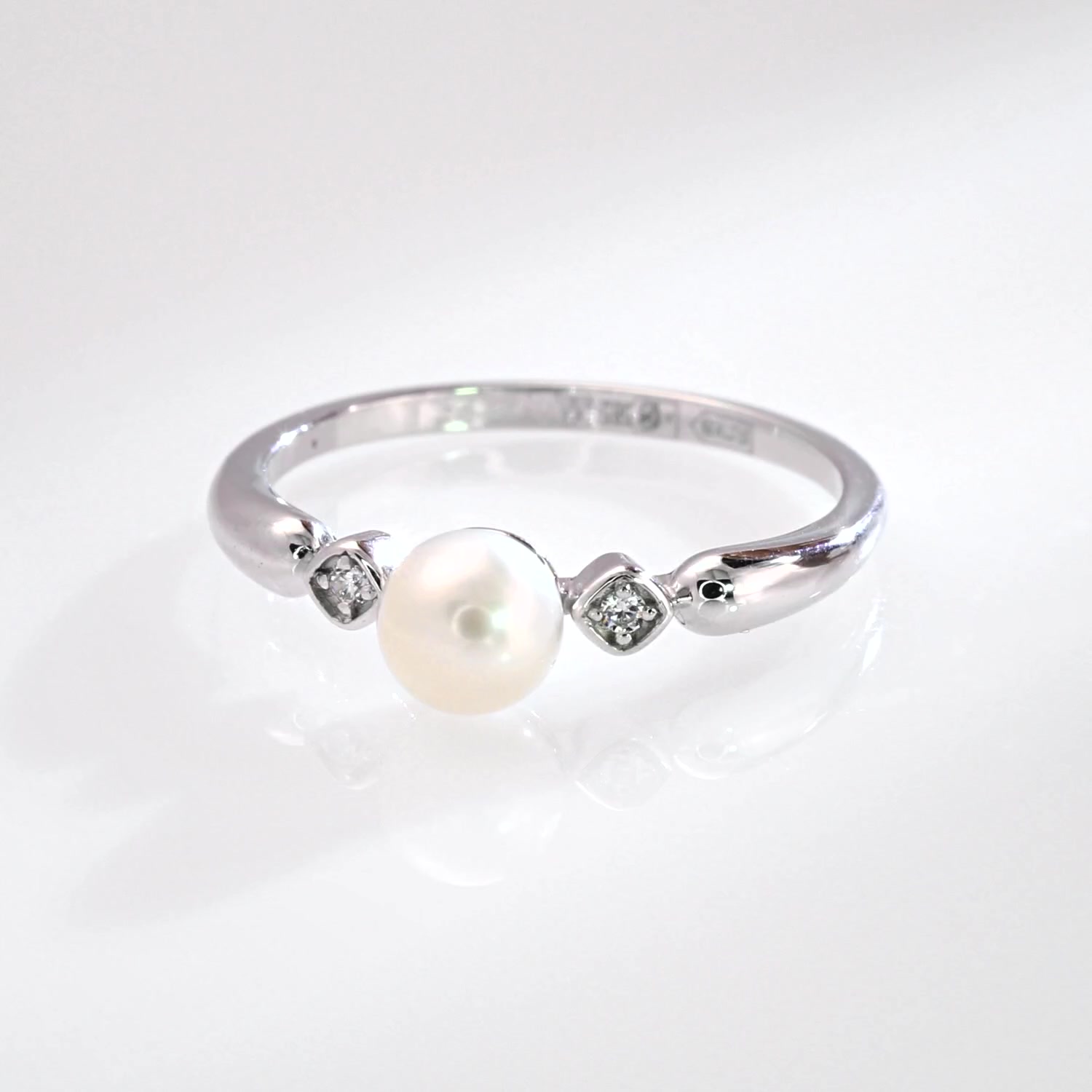 Золотое кольцо с жемчугом и фианитами