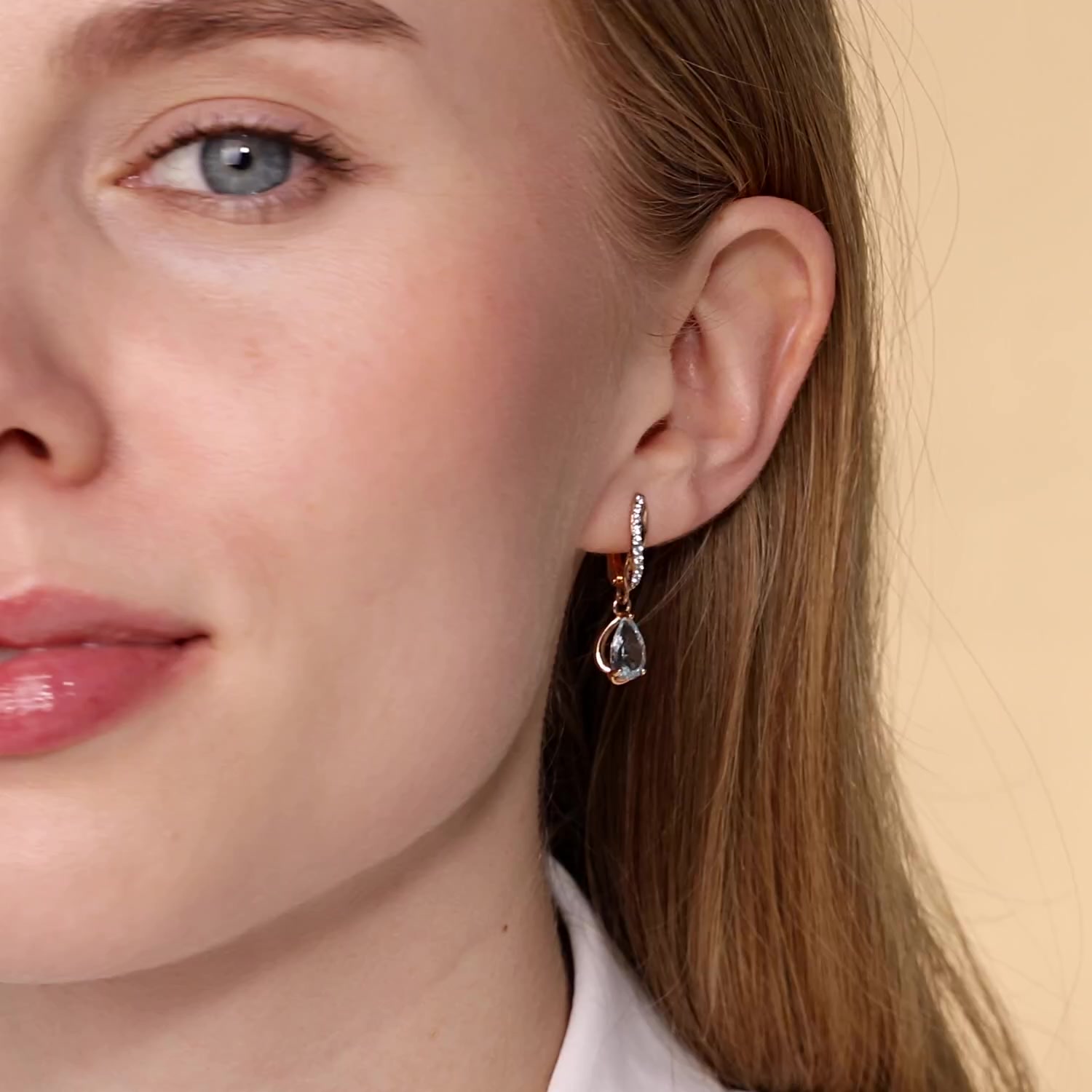 Золотые серьги с топазами Sky и фианитами