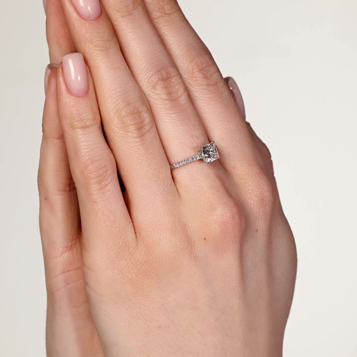 Золотое кольцо с бриллиантами выращенными