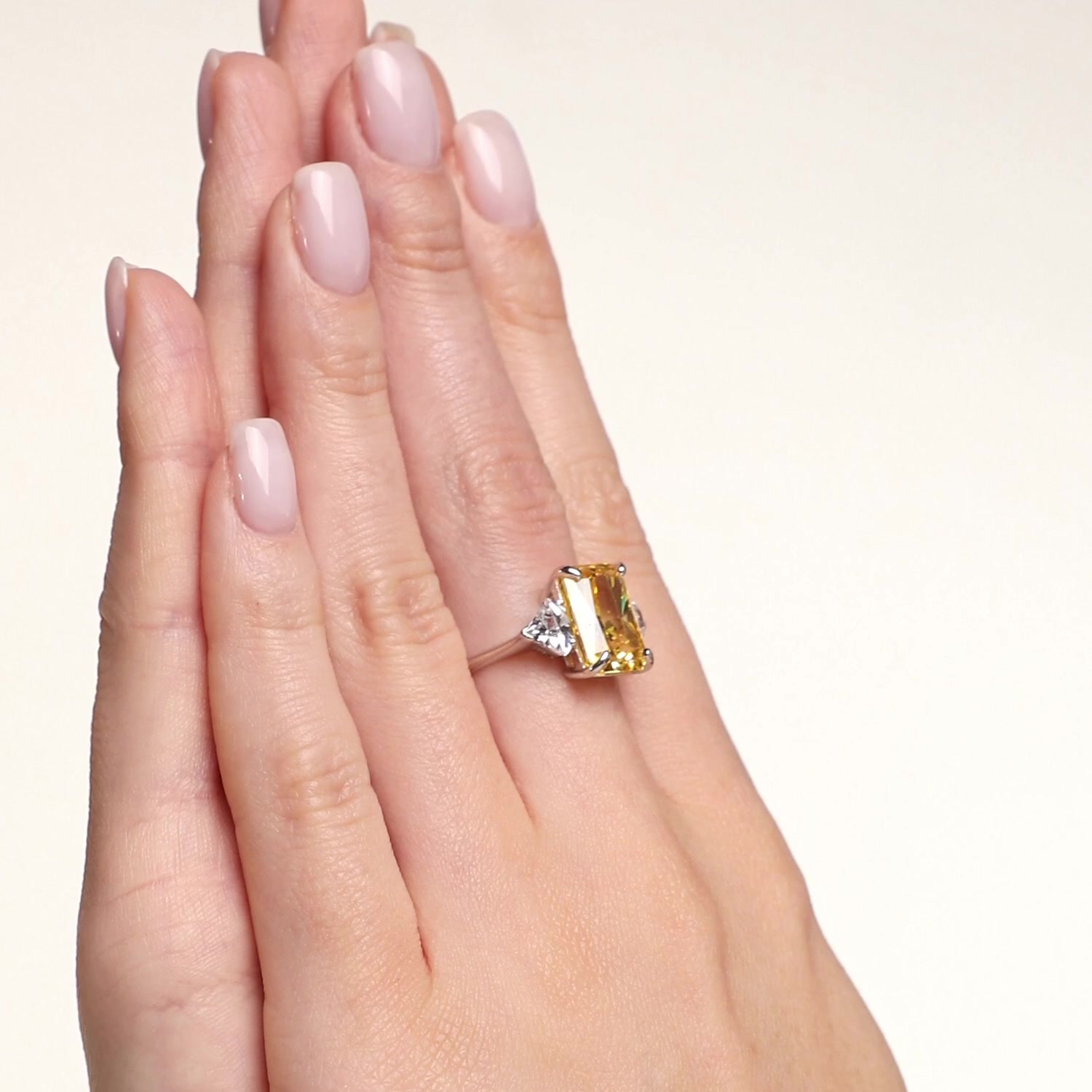 Серебряное кольцо с фианитами