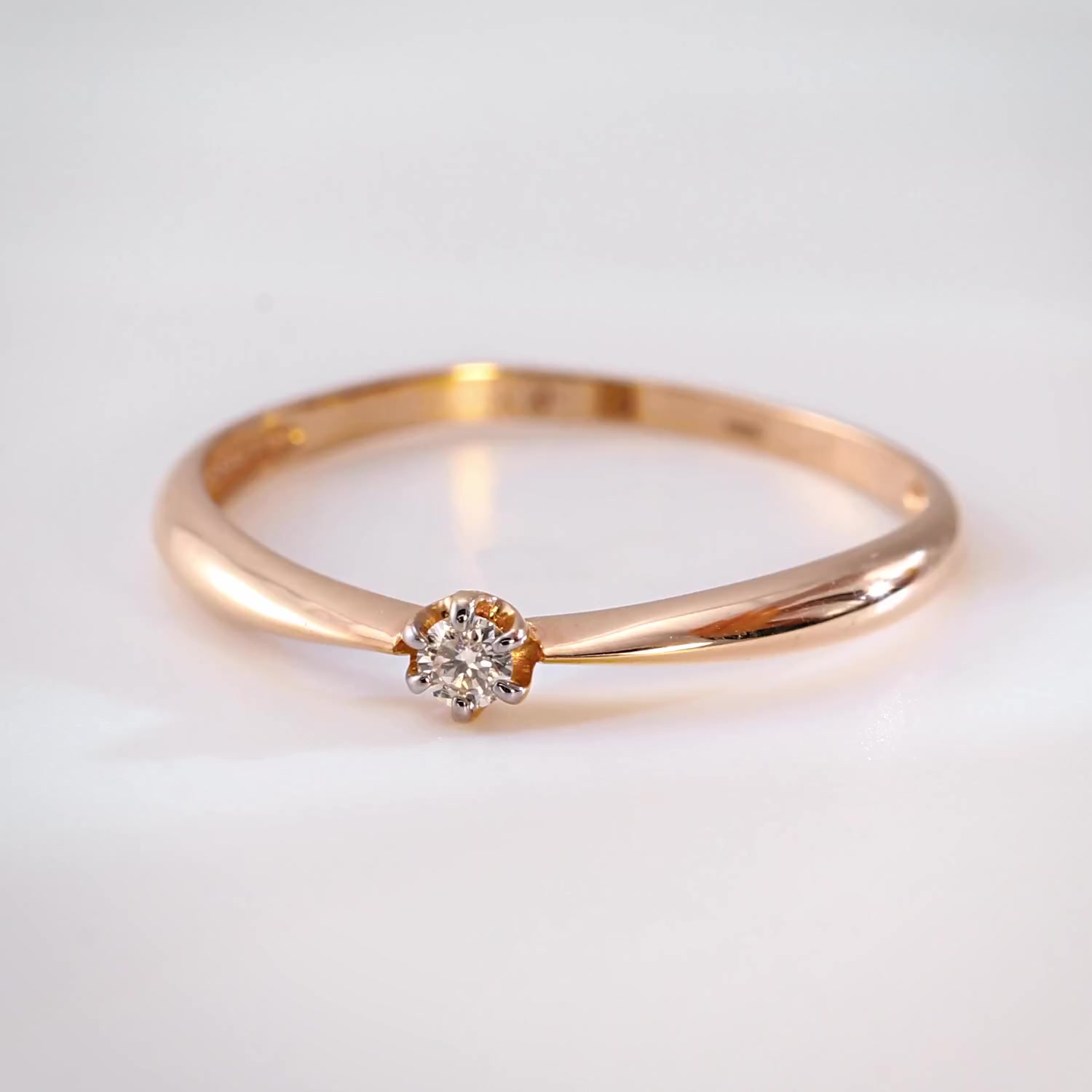 Золотое кольцо с бриллиантом